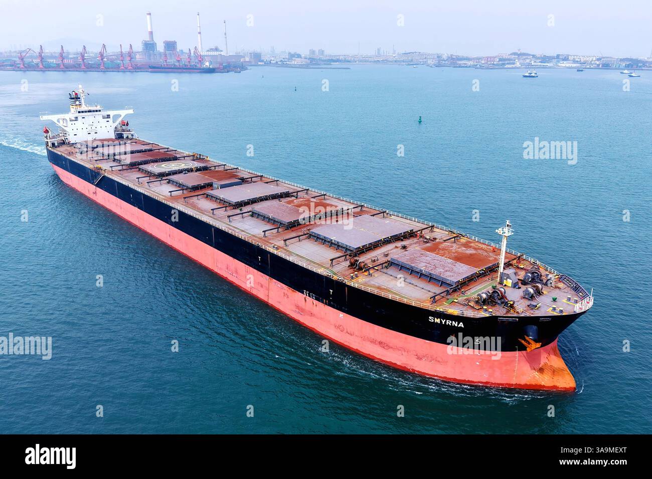 QINGDAO, CINA - 31 MARZO 2025 - Una nave da carico che ha scaricato minerali di ferro importati parte dal porto di Qingdao, provincia di Shandong, Cina, il 31 marzo 2025. Foto Stock