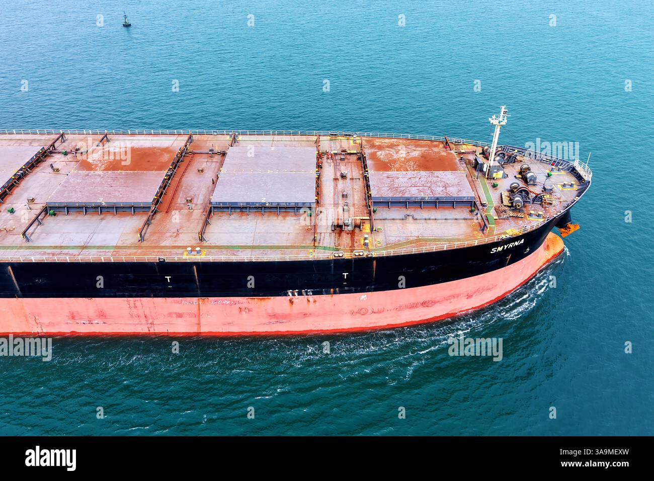 QINGDAO, CINA - 31 MARZO 2025 - Una nave da carico che ha scaricato minerali di ferro importati parte dal porto di Qingdao, provincia di Shandong, Cina, il 31 marzo 2025. Foto Stock