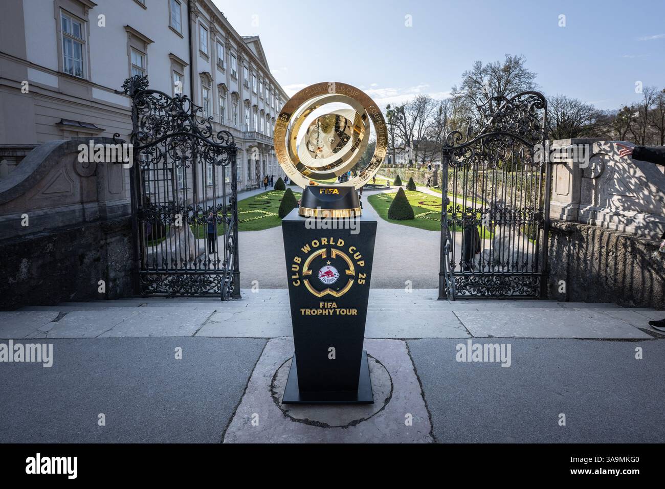 Der größte Preis des Klubfußballs a Salisburgo: Im Rahmen der offiziellen Trophy Tour ist die neu geschaffene und spektakuläre Trophäe des FIFA Club World ups Global unterwegs und macht dabei stop in den Städten più alte squadre di teilnehmenden, quindi auch a Salisburgo. 28.03.2025. // il più grande premio nel calcio per club di Salisburgo: Come parte del Trofeo Tour ufficiale, il nuovo e spettacolare trofeo della Coppa del mondo per club FIFA viaggia in tutto il mondo, fermandosi nelle città di tutte le squadre partecipanti, incluso Salisburgo. 28 marzo 2025. - 20250328 PD2336 credito: APA-PictureDesk/Alamy Live News Foto Stock