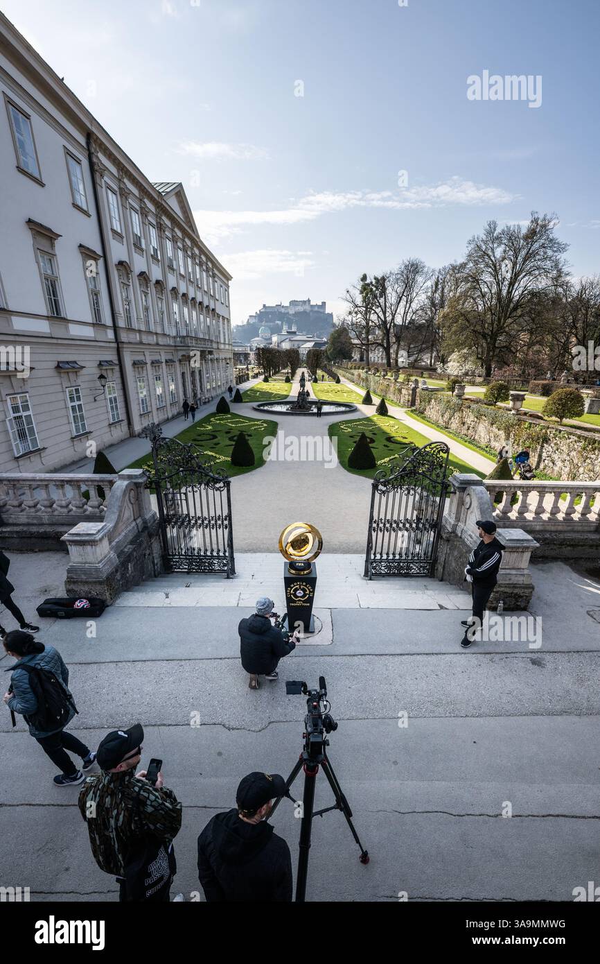 Der größte Preis des Klubfußballs a Salisburgo: Im Rahmen der offiziellen Trophy Tour ist die neu geschaffene und spektakuläre Trophäe des FIFA Club World ups Global unterwegs und macht dabei stop in den Städten più alte squadre di teilnehmenden, quindi auch a Salisburgo. 28.03.2025. // il più grande premio nel calcio per club di Salisburgo: Come parte del Trofeo Tour ufficiale, il nuovo e spettacolare trofeo della Coppa del mondo per club FIFA viaggia in tutto il mondo, fermandosi nelle città di tutte le squadre partecipanti, incluso Salisburgo. 28 marzo 2025. - 20250328 PD2340 credito: APA-PictureDesk/Alamy Live News Foto Stock