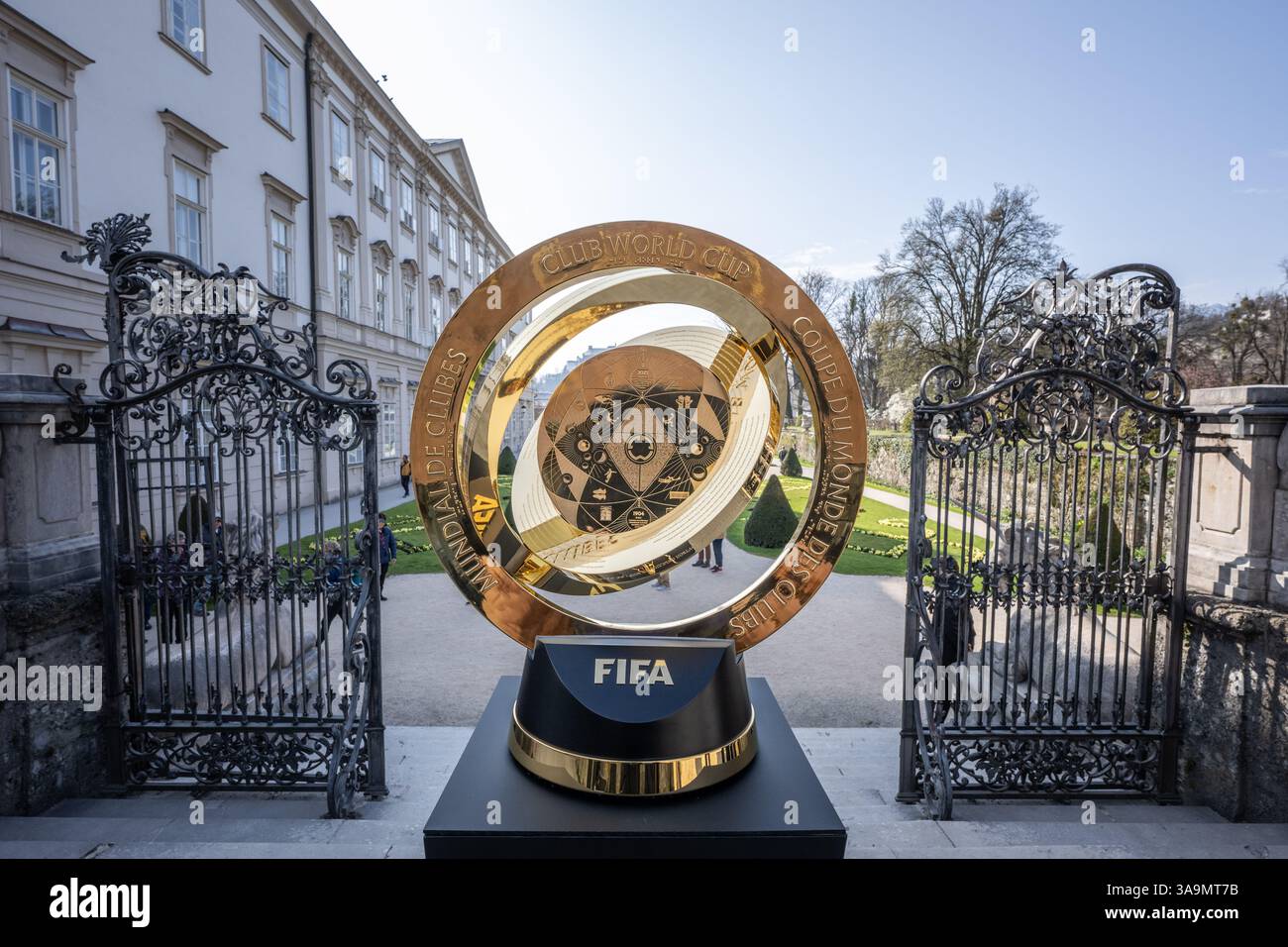 Der größte Preis des Klubfußballs a Salisburgo: Im Rahmen der offiziellen Trophy Tour ist die neu geschaffene und spektakuläre Trophäe des FIFA Club World ups Global unterwegs und macht dabei stop in den Städten più alte squadre di teilnehmenden, quindi auch a Salisburgo. 28.03.2025. // il più grande premio nel calcio per club di Salisburgo: Come parte del Trofeo Tour ufficiale, il nuovo e spettacolare trofeo della Coppa del mondo per club FIFA viaggia in tutto il mondo, fermandosi nelle città di tutte le squadre partecipanti, incluso Salisburgo. 28 marzo 2025. - 20250328 PD2333 credito: APA-PictureDesk/Alamy Live News Foto Stock