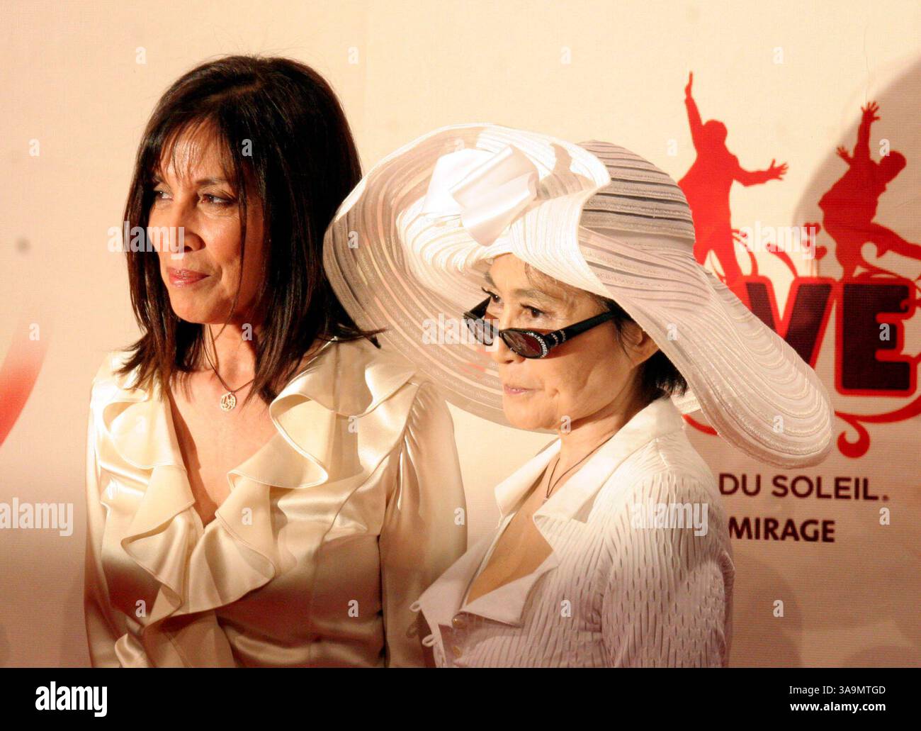 30 giugno 2006; Las Vegas, NV, Stati Uniti; OLIVIA HARRISON, moglie del compianto Beatle George Harrison, con YOKO ONO agli arrivi del Red carpet per il Beatles LOVE Show del Cirque du Soleil, al Mirage Resort and Casino di Las Vegas, Nevada. Credito obbligatorio: Foto di Barry Sweet/ZUMA Press. (©) Copyright 2006 di Barry Sweet Foto Stock
