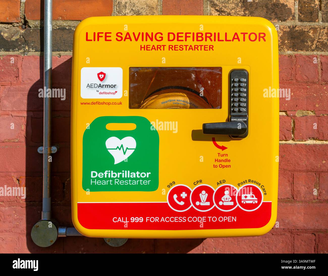 Defibrillatore AEDArmor salvavita per riavviatore cardiaco in involucro giallo, Regno Unito Foto Stock