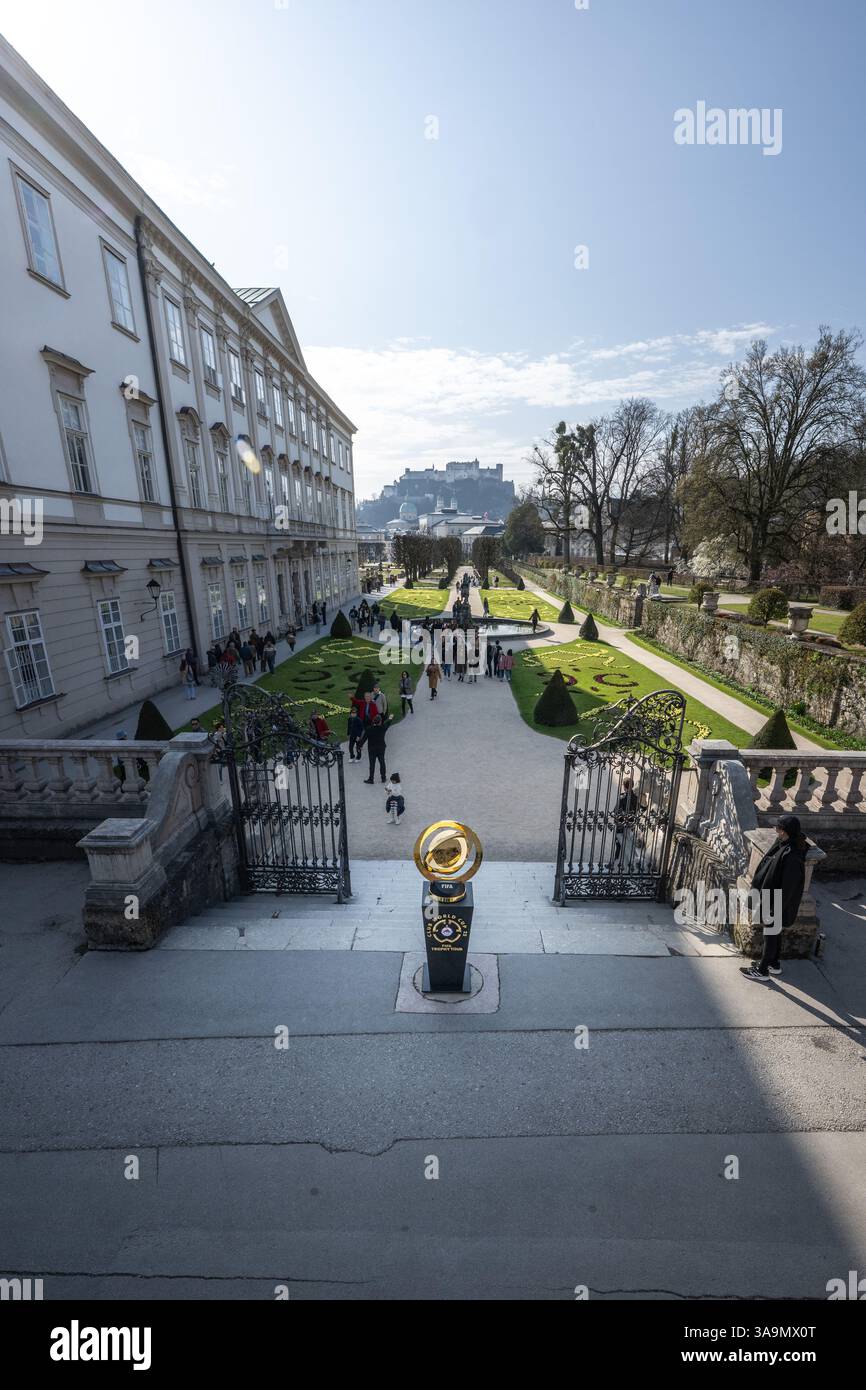 Der größte Preis des Klubfußballs a Salisburgo: Im Rahmen der offiziellen Trophy Tour ist die neu geschaffene und spektakuläre Trophäe des FIFA Club World ups Global unterwegs und macht dabei stop in den Städten più alte squadre di teilnehmenden, quindi auch a Salisburgo. 28.03.2025. // il più grande premio nel calcio per club di Salisburgo: Come parte del Trofeo Tour ufficiale, il nuovo e spettacolare trofeo della Coppa del mondo per club FIFA viaggia in tutto il mondo, fermandosi nelle città di tutte le squadre partecipanti, incluso Salisburgo. 28 marzo 2025. - 20250328 PD2326 credito: APA-PictureDesk/Alamy Live News Foto Stock