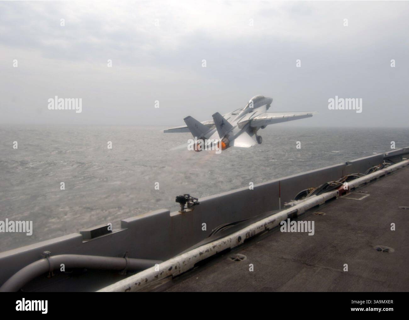 10 marzo 2006; OCEANO ATLANTICO; tenente KEN HOCKYCKO e tenente ROY EMANUEL, piloti F-14D Tomcat assegnati ai "Black Lions" del Fighter Squadron Two One Three (VF-213), lanciati dal ponte di volo della USS Theodore Roosevelt (CVN 71) con il numero di aeromobile 201. Questo segna il lancio finale dell'F-14 sul dispiegamento. VF-213 e VF-31 stanno completando il loro dispiegamento finale volando sull'F-14 Tomcat. Negli ultimi 30 anni, l'F-14 Tomcat ha assicurato la superiorità aerea degli Stati Uniti, giocando un ruolo chiave nel garantire la vittoria e preservare la pace in tutto il mondo. L'F-14 Tomcat sarà rimosso dal servizio e ufficialmente colpito f Foto Stock