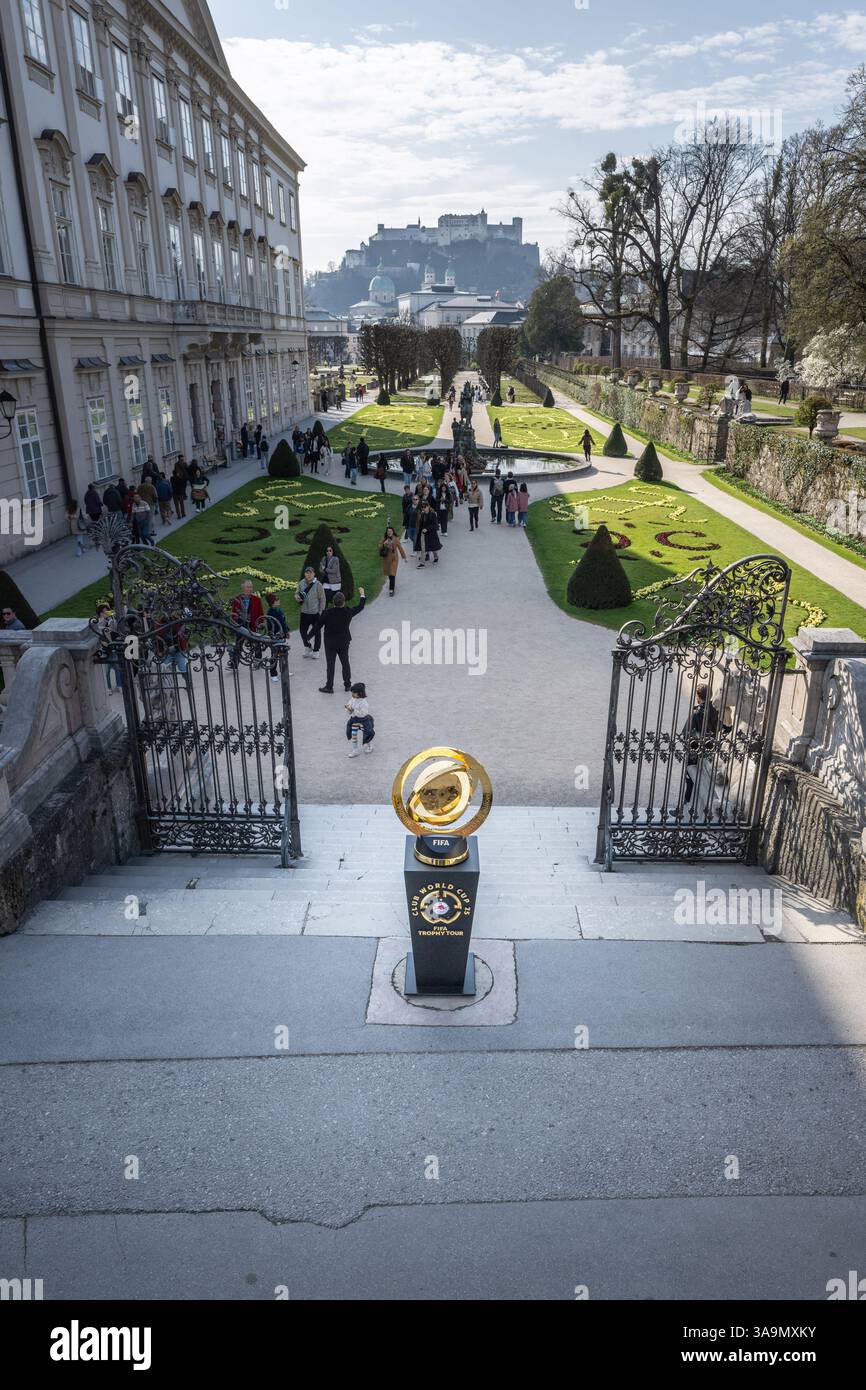 Der größte Preis des Klubfußballs a Salisburgo: Im Rahmen der offiziellen Trophy Tour ist die neu geschaffene und spektakuläre Trophäe des FIFA Club World ups Global unterwegs und macht dabei stop in den Städten più alte squadre di teilnehmenden, quindi auch a Salisburgo. 28.03.2025. // il più grande premio nel calcio per club di Salisburgo: Come parte del Trofeo Tour ufficiale, il nuovo e spettacolare trofeo della Coppa del mondo per club FIFA viaggia in tutto il mondo, fermandosi nelle città di tutte le squadre partecipanti, incluso Salisburgo. 28 marzo 2025. - 20250328 PD2329 credito: APA-PictureDesk/Alamy Live News Foto Stock