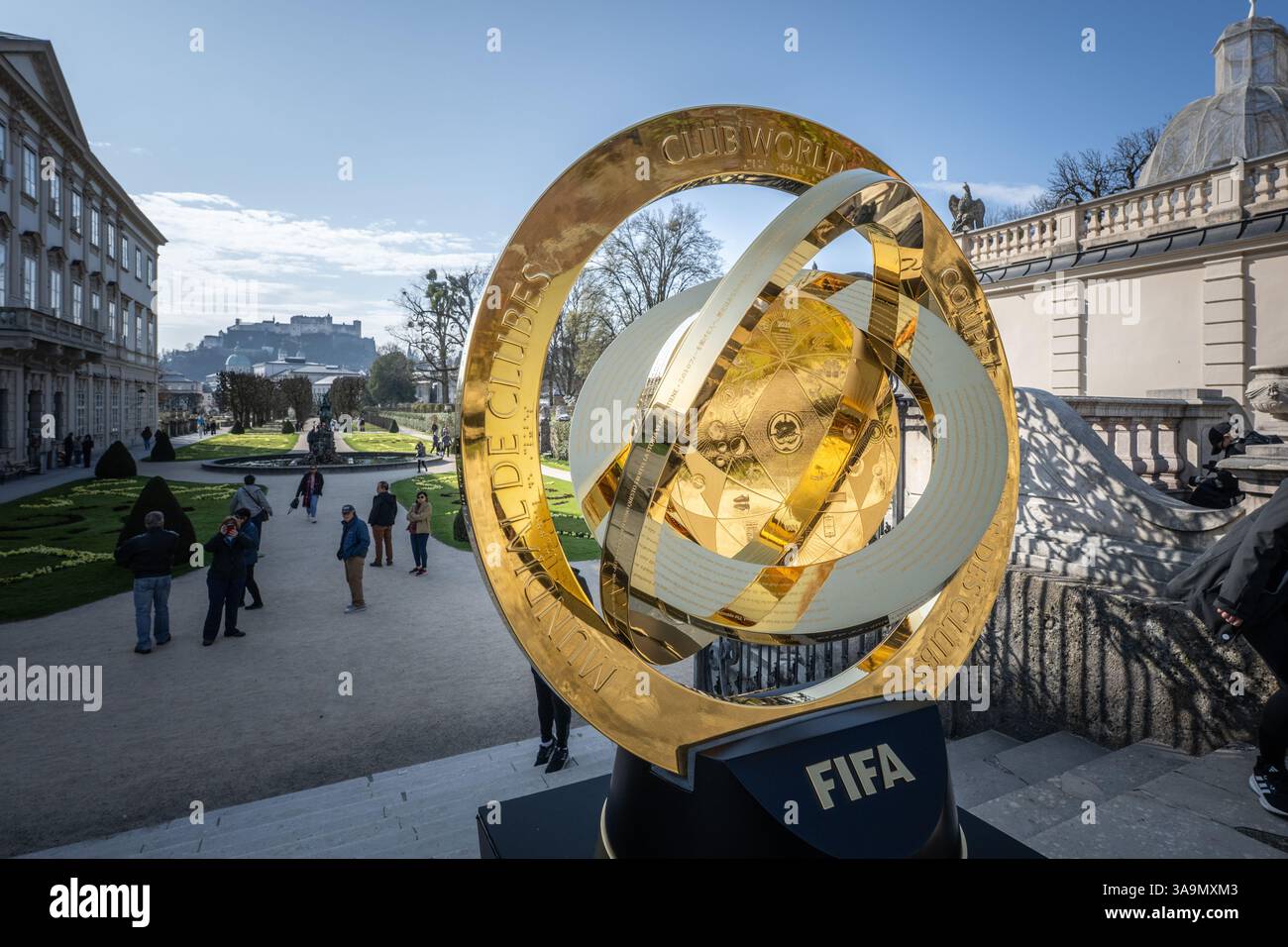 Der größte Preis des Klubfußballs a Salisburgo: Im Rahmen der offiziellen Trophy Tour ist die neu geschaffene und spektakuläre Trophäe des FIFA Club World ups Global unterwegs und macht dabei stop in den Städten più alte squadre di teilnehmenden, quindi auch a Salisburgo. 28.03.2025. // il più grande premio nel calcio per club di Salisburgo: Come parte del Trofeo Tour ufficiale, il nuovo e spettacolare trofeo della Coppa del mondo per club FIFA viaggia in tutto il mondo, fermandosi nelle città di tutte le squadre partecipanti, incluso Salisburgo. 28 marzo 2025. - 20250328 PD2327 credito: APA-PictureDesk/Alamy Live News Foto Stock