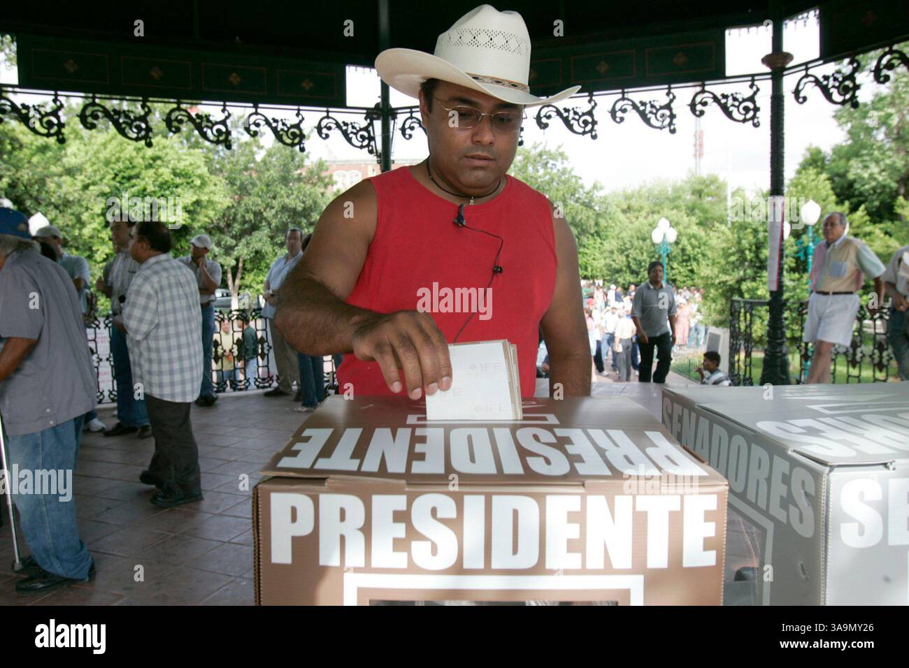 2 luglio 2006; Nuevo Laredo, Tamaulipas, USA; Jose Saucedo, 39 anni, un inserviente di San Antonio, vota alle elezioni presidenziali messicane a Nuevo Laredo, Tamaulipas, Messico, domenica 2 luglio, 2006. credito obbligatorio: foto di Alicia Wagner Calzada/RUMBO/ZUMA Press. (©) Copyright 2006 di RUMBO Foto Stock