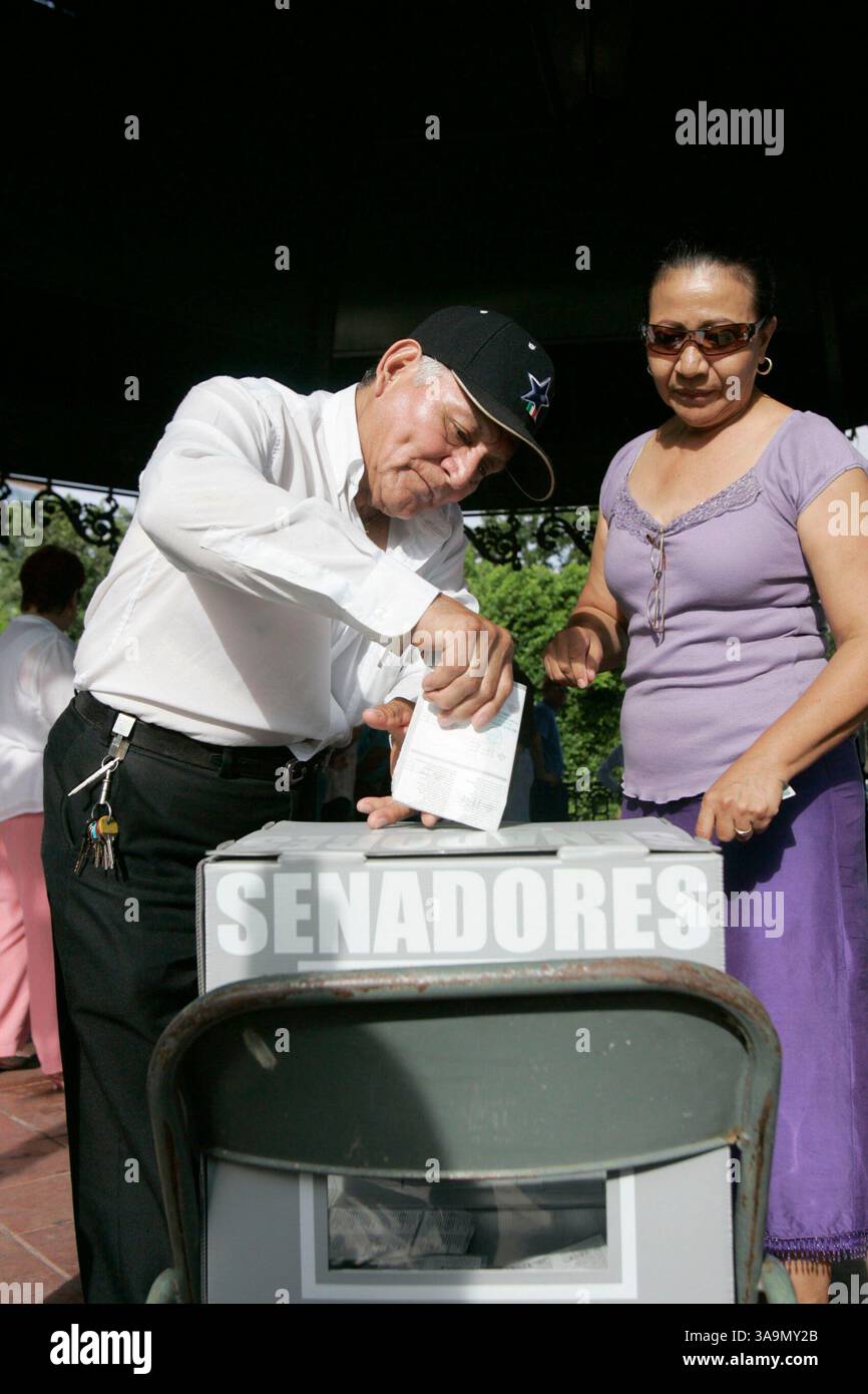 2 luglio 2006; Nuevo Laredo, Tamaulipas, USA; Aaron Lopez Cruz, residente a San Antonio, 74 voti alle elezioni presidenziali messicane a Nuevo Laredo, Tamaulipas, Messico, domenica 2 luglio, 2006. Lopez dice che è la prima volta che ha mai votato in un'elezione. Credito obbligatorio: Foto di Alicia Wagner Calzada/RUMBO/ZUMA Press. (©) Copyright 2006 di RUMBO Foto Stock