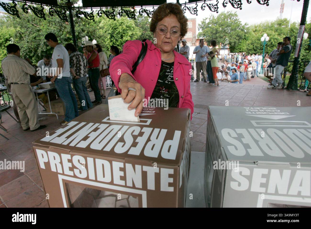 2 luglio 2006; Nuevo Laredo, Tamaulipas, USA; mentre centinaia di persone si allineano alle sue spalle, Teresa Cruz vota alle elezioni presidenziali messicane a Nuevo Laredo, Tamaulipas, Messico, domenica 2 luglio, 2006. credito obbligatorio: foto di Alicia Wagner Calzada/RUMBO/ZUMA Press. (©) Copyright 2006 di RUMBO Foto Stock