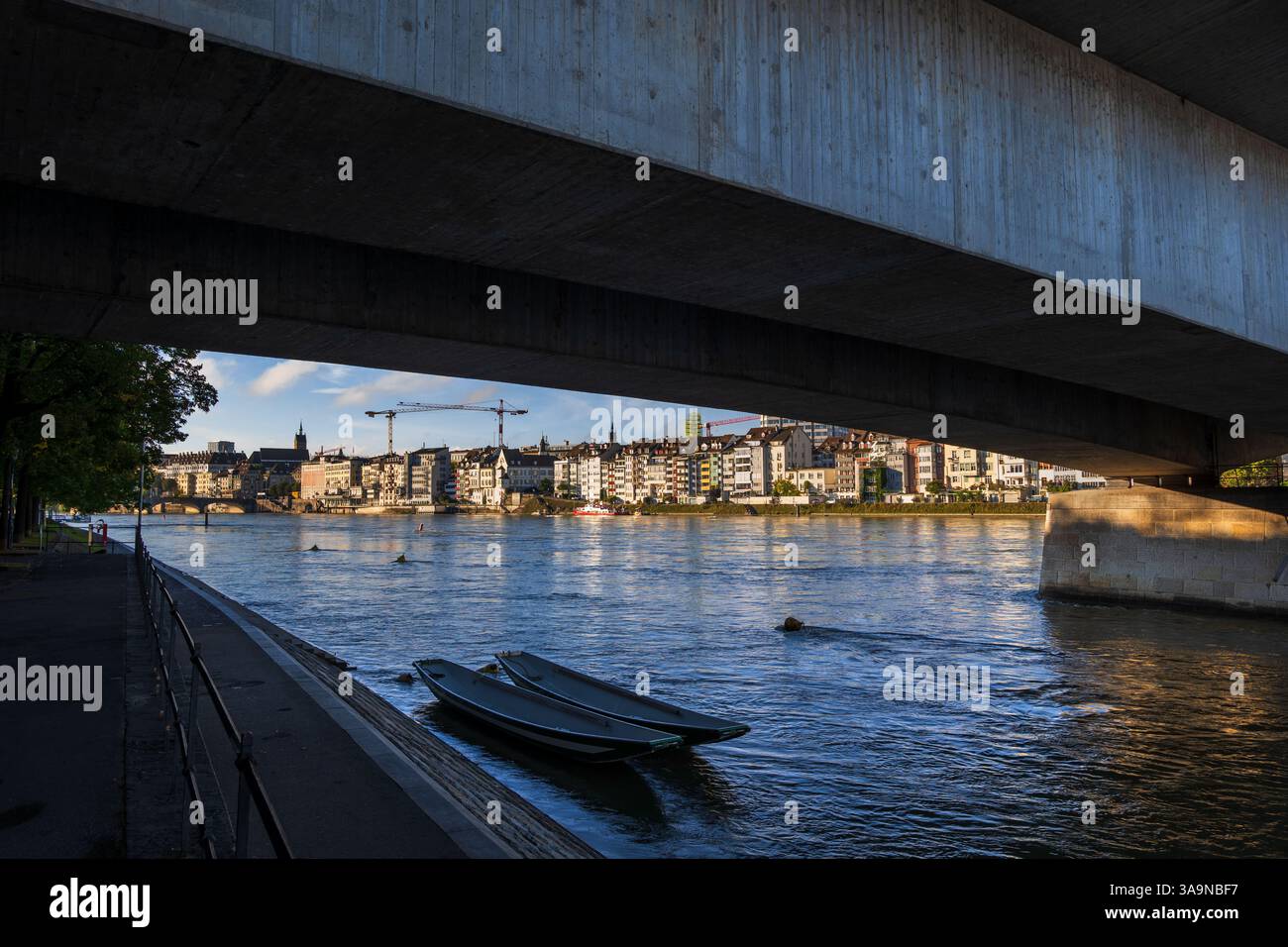Città di Basilea in Svizzera. Skyline da sotto il ponte Johanniter sul lungomare del fiume Reno. Foto Stock