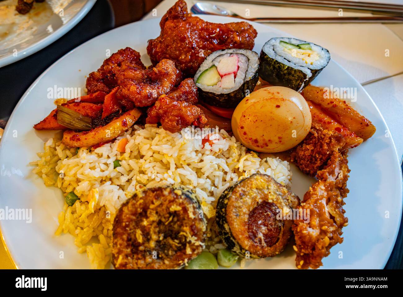 Un piatto di cibo da un buffet in un ristorante coreano Foto Stock