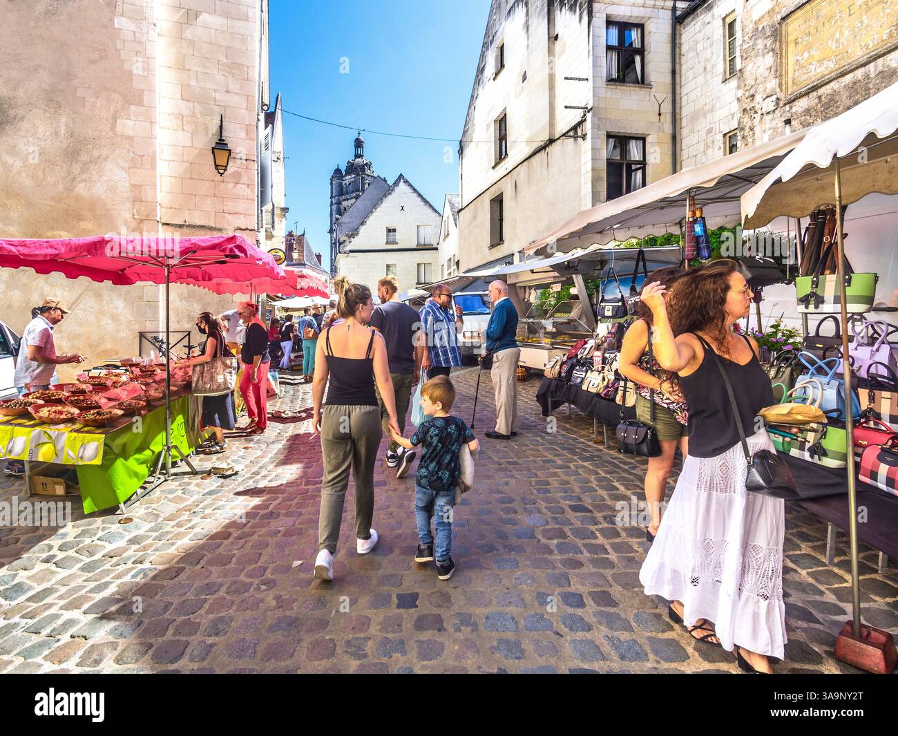 Mercato all'aperto in stretta strada acciottolata - Loches, Indre-et-Loire (37), Francia. Foto Stock