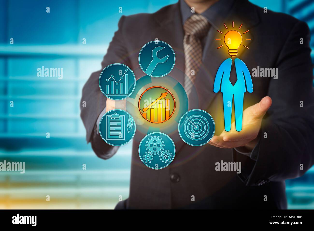 Il business coach senza volto è all'altezza dell'obiettivo con lo sviluppo professionale di un dipendente brillante. Concetto di risorse umane per la gestione dei talenti, prestazioni Foto Stock