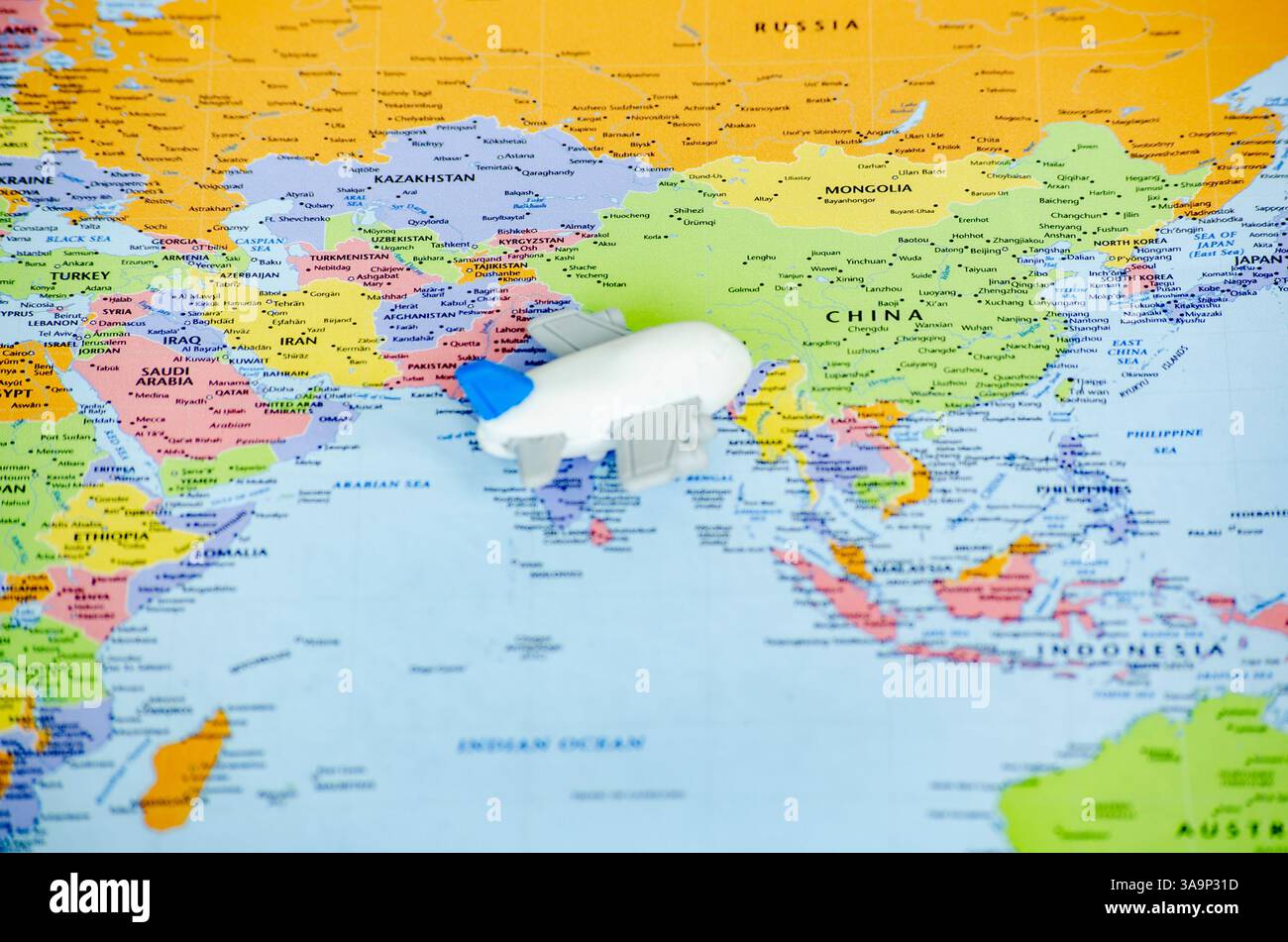 Piccolo aereo posizionato su una mappa del mondo. Concetto di viaggio ed esplorazione. Foto Stock