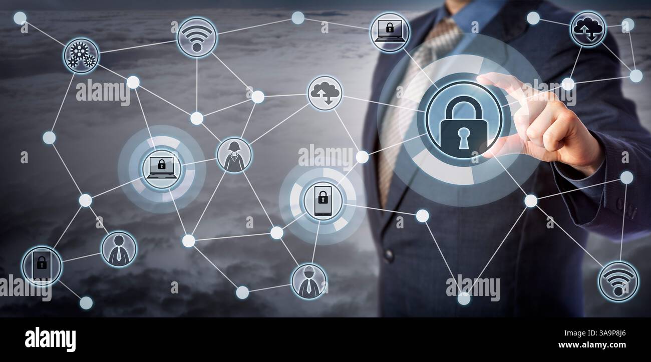 Laptop e dispositivo mobile con blocco Executive Blue chip in una rete di comunicazione wireless. Concetto per la sicurezza dell'Internet delle cose, la gestione dei dispositivi intelligenti, Foto Stock