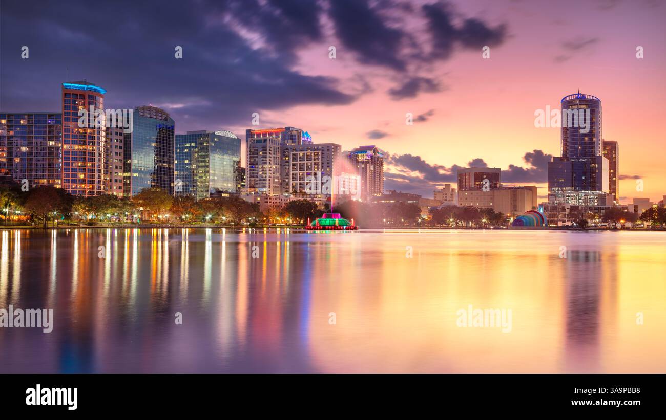 Orlando, Florida, Stati Uniti. Immagine del paesaggio urbano di Orlando, Florida, con riflessi dello skyline della città in acqua al bellissimo tramonto. Foto Stock