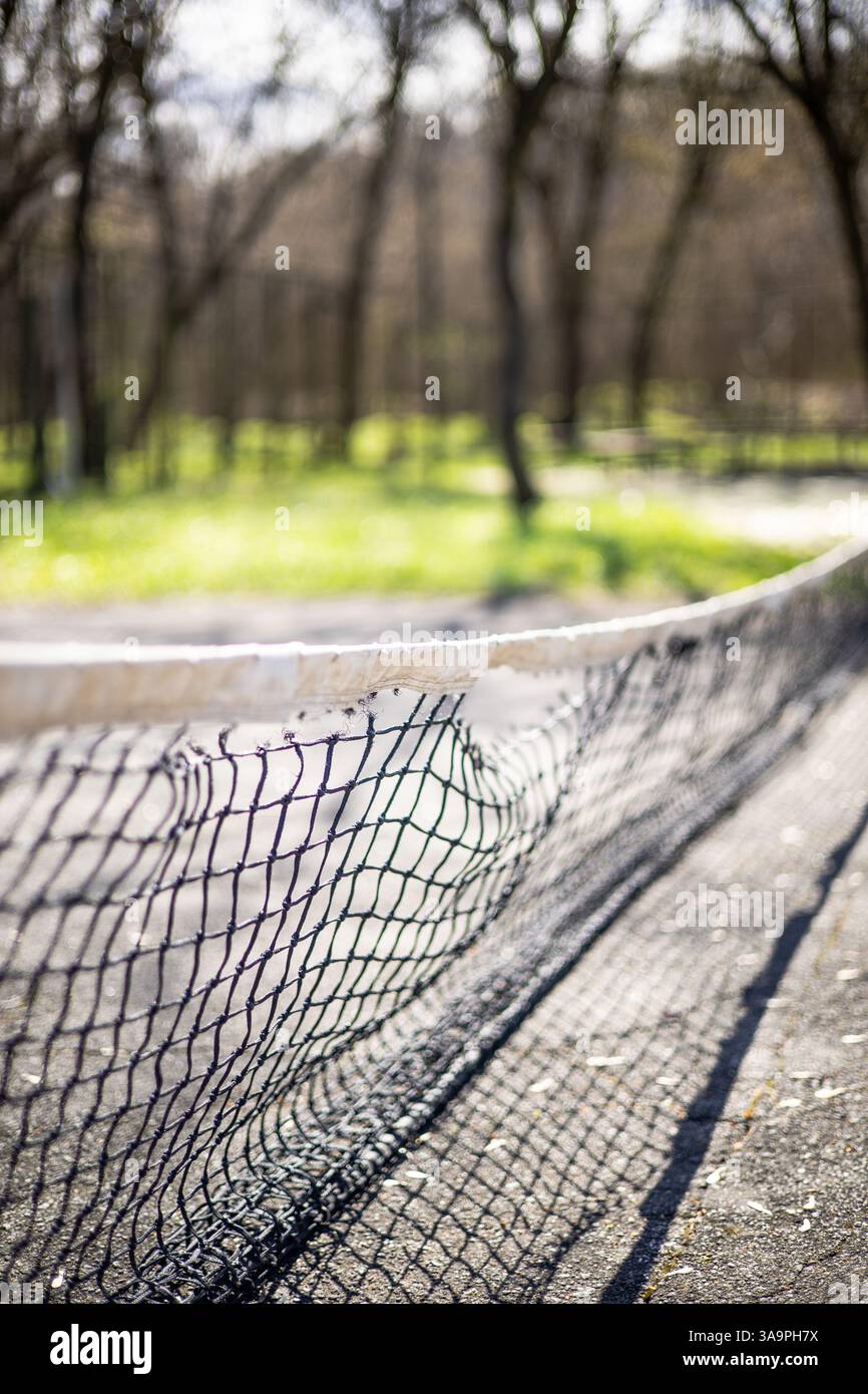 Un campo da tennis abbandonato, una splendida atmosfera primaverile. Foto Stock