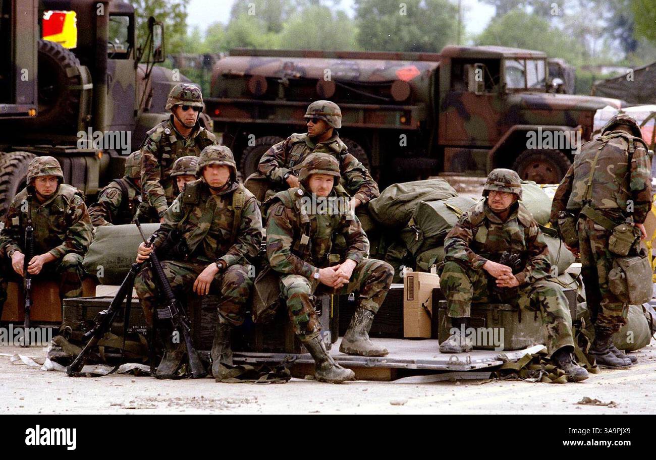 16 aprile 1999; Rinas, Albania, Europa orientale; US Air Force in Albania: soldati e medici con la 212th MASH Unit dell'esercito americano, con sede in Germania, attendono l'arrivo delle loro attrezzature in un aeroporto gestito dalla NATO fuori dalla capitale albanese Tirana. Foto Stock