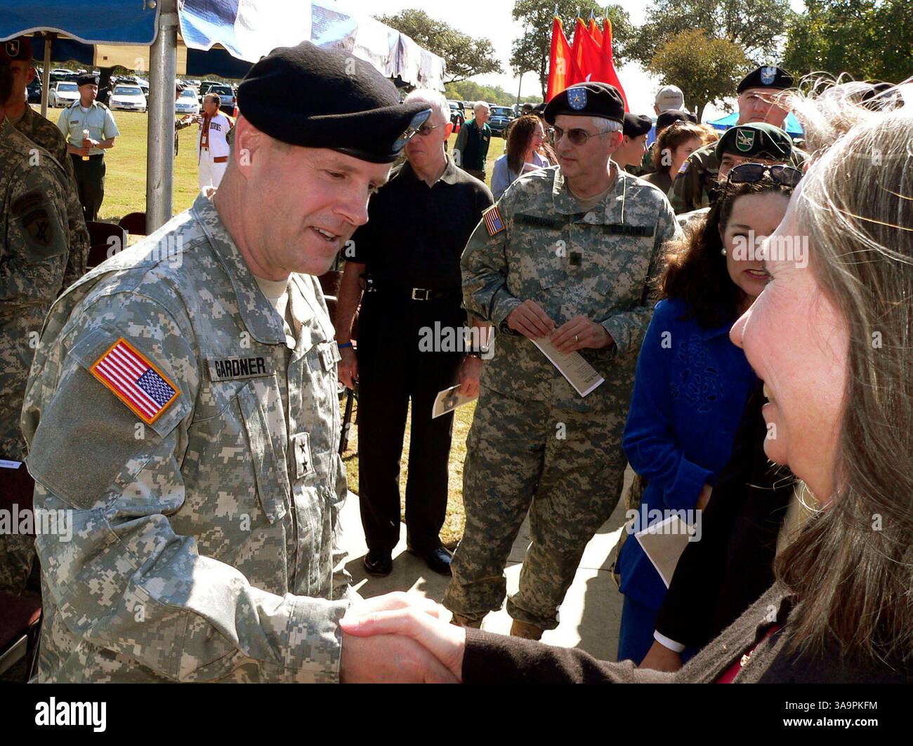 28 ottobre 2005; San Antonio, Texas, Stati Uniti; il generale John D. Gardner è saluto dopo una cerimonia di cambio di comando a Fort Sam Houston, dove ha rinunciato al comando dell'esercito degli Stati Uniti a Brig. Gen. P.K. Keen venerdì 28 ottobre 2005. Credito obbligatorio: Foto di B. Calzada/San Antonio Express-News/ZUMA Press. (©) Copyright 2005 di San Antonio Express-News Foto Stock