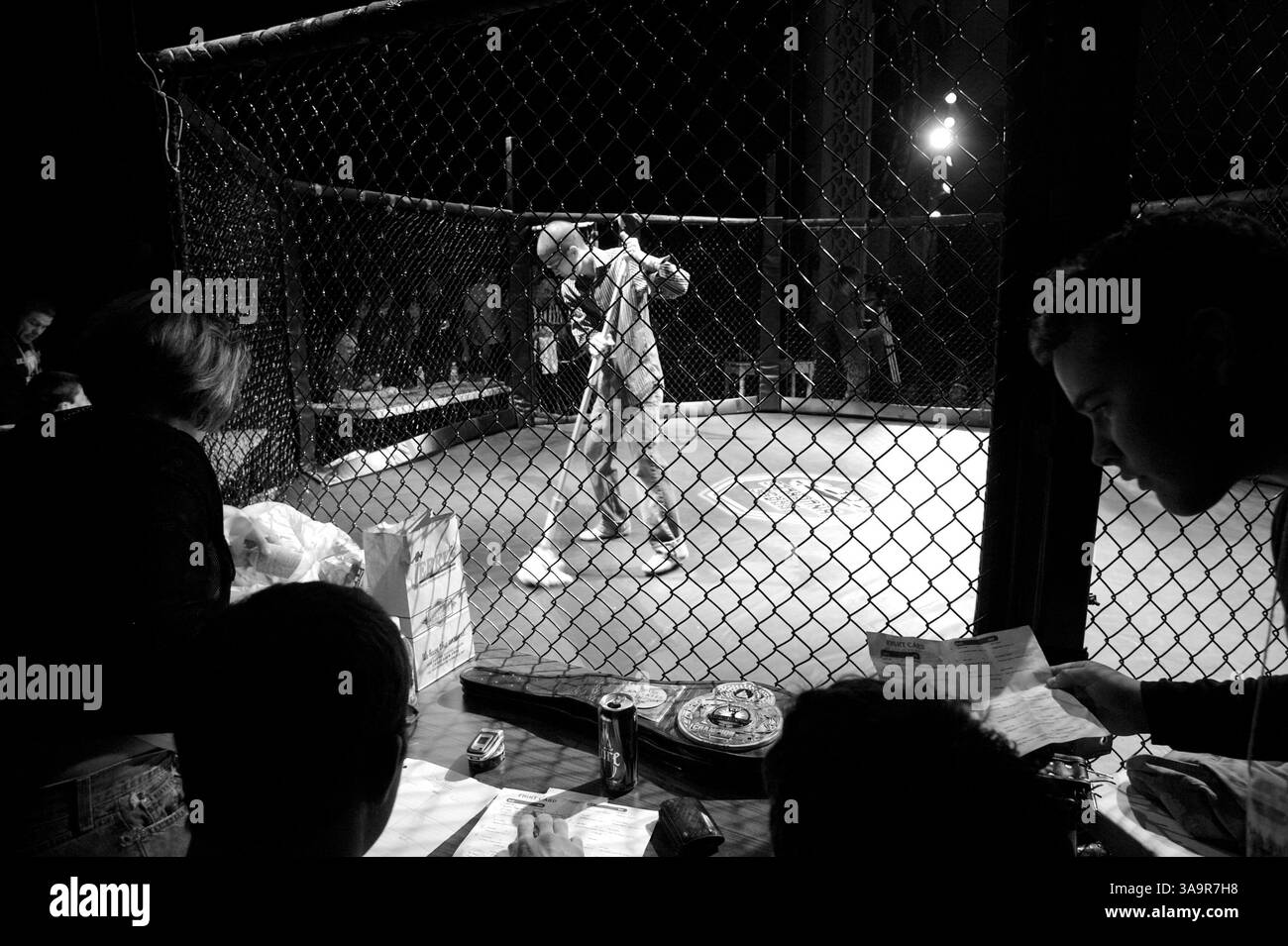 23 maggio 2006; Eugene, OR, USA; eliminare sangue, sudore e lacrime. Combattenti di arti marziali miste si sfidano durante i combattimenti Emerald City Cage al McDonald Theater sabato sera, 6 maggio 2006, a Eugene, OREGON. Credito obbligatorio: Foto di Thomas Boyd/ZUMA Press. (©) Copyright 2006 di Thomas Boyd Foto Stock