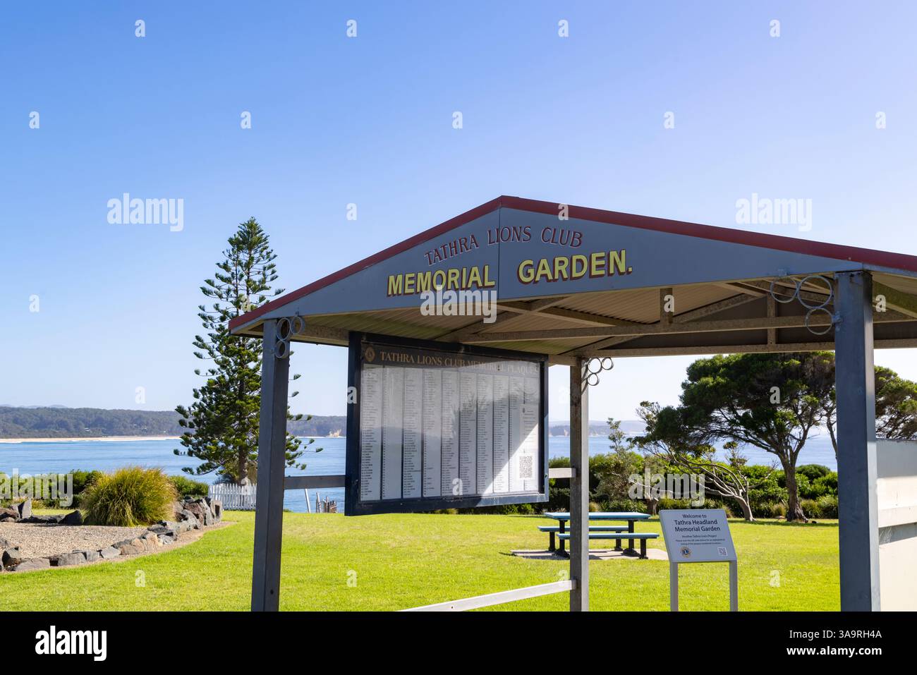 Tathra Headland e Memorial Garden, il giardino commemorativo è stato creato per riconoscere i residenti di Tathra che sono morti, nuovo Galles del Sud, Australia Foto Stock