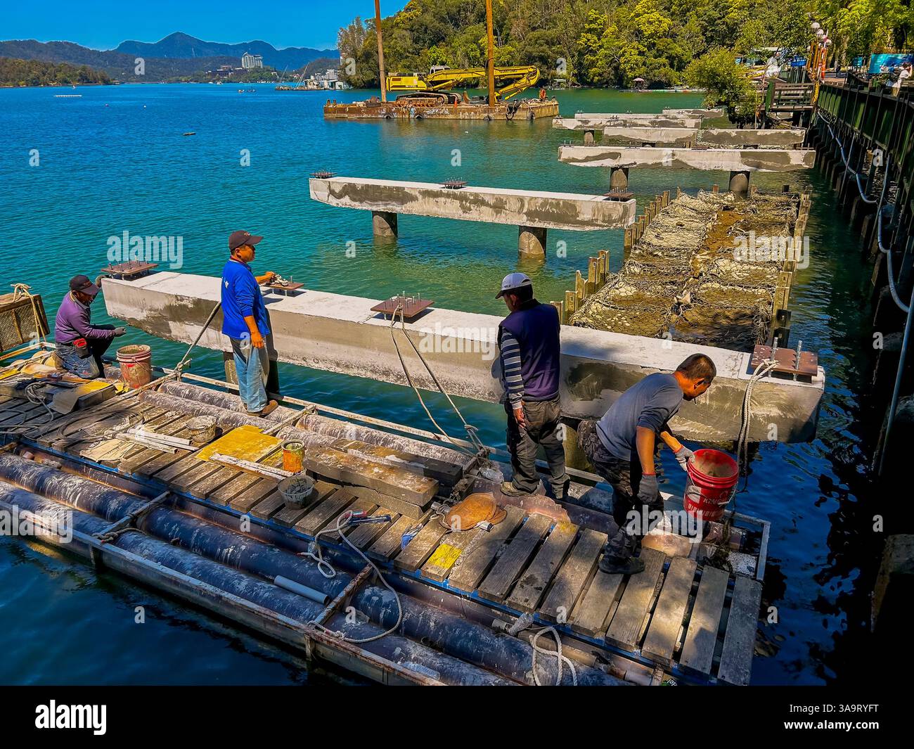 Yuchi, Taiwan, Lago Sun Moon, gruppo di persone, migranti, lavori all'esterno in cantiere, installazione di calcestruzzo, pontile, dipendenti che lavorano Foto Stock