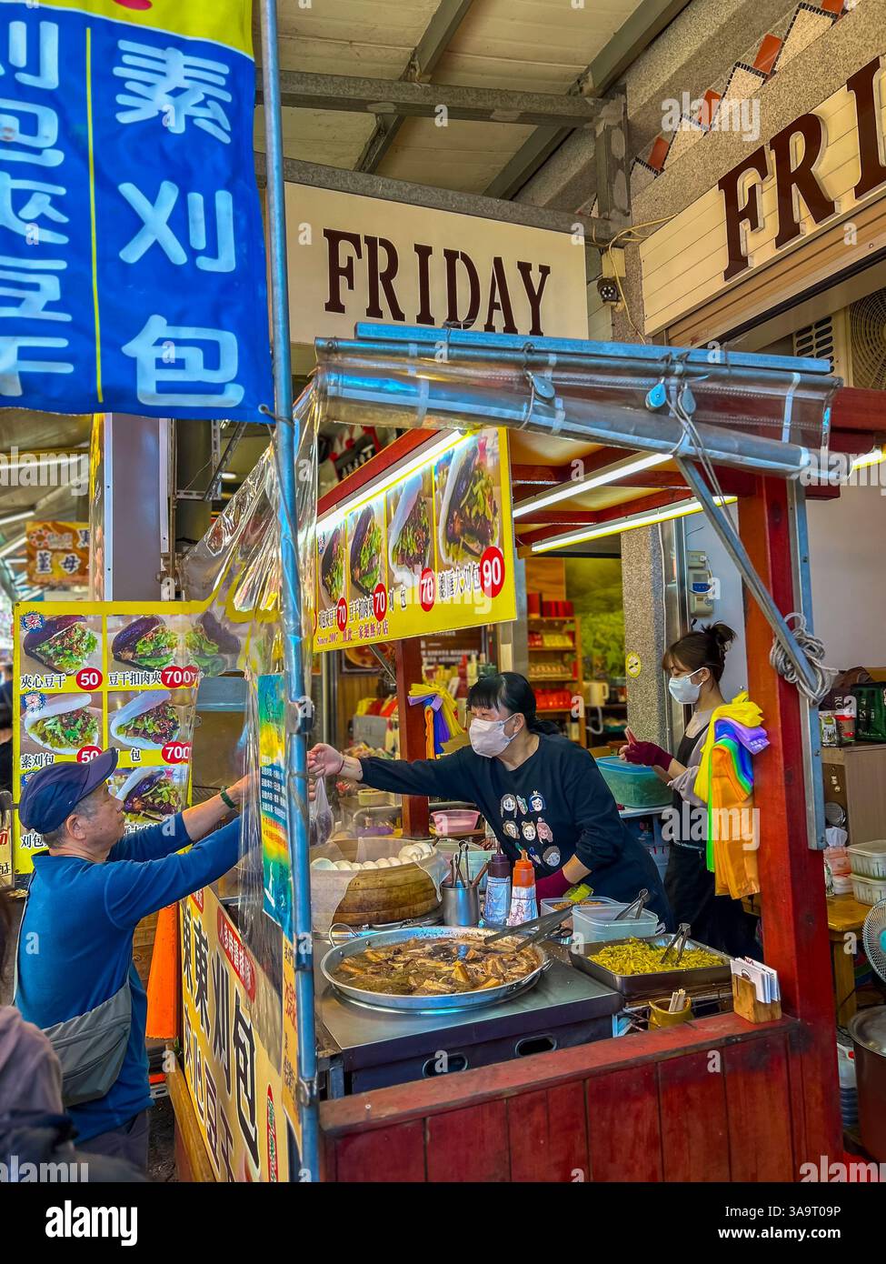 Yuchi, Taiwan, Sun Moon Lake, persone, donna, aziende, venditori ambulanti locali, cibo di strada, dipendenti che lavorano Foto Stock