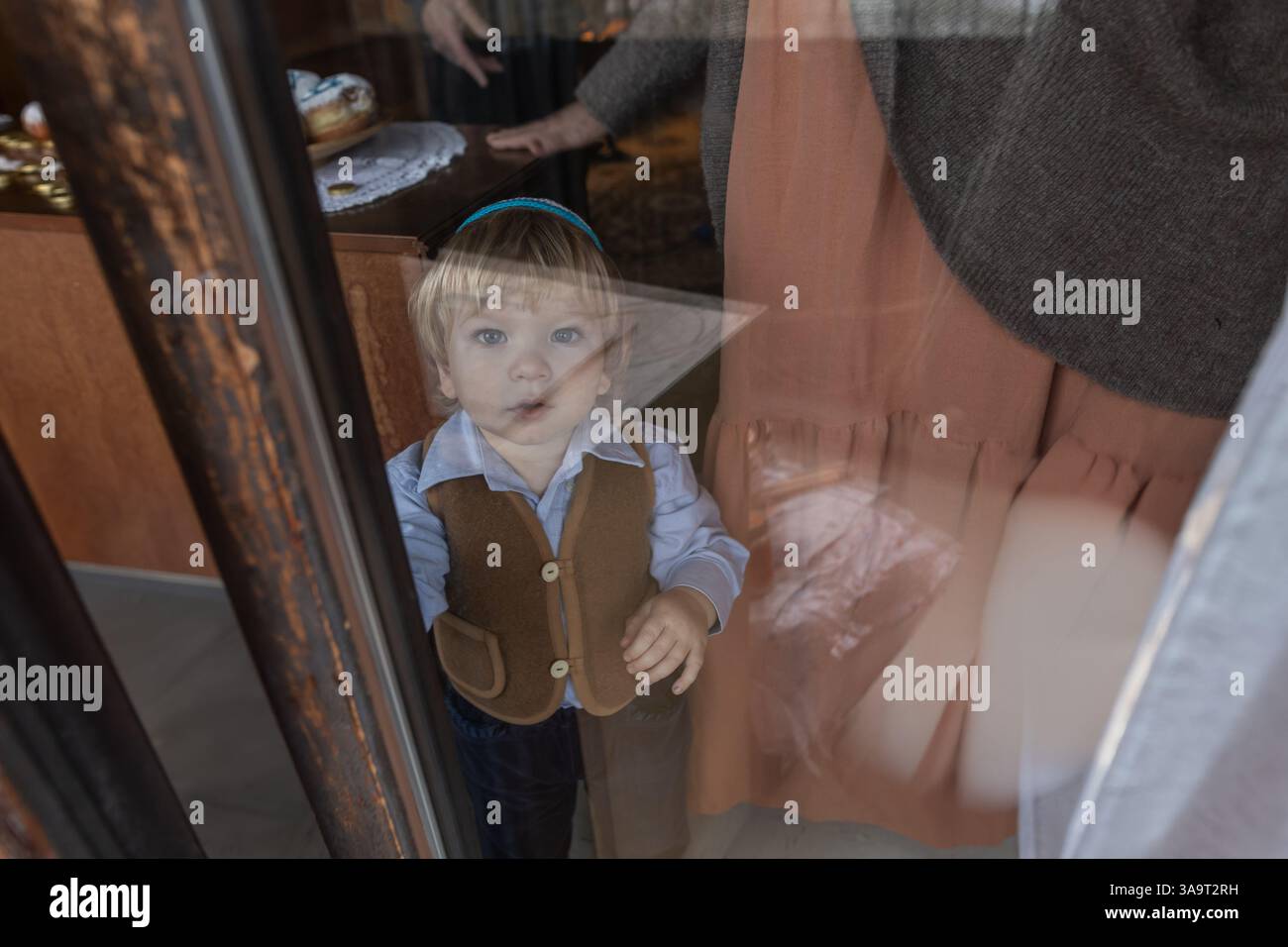 Tradizionale festa ebraica di Hanukah. Visita ai nonni Foto Stock