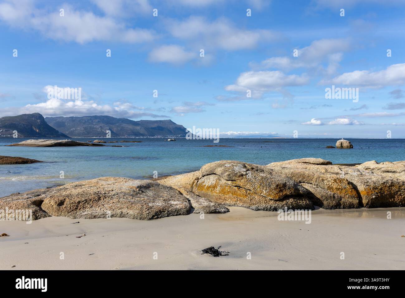 Spiaggia sull'oceano e onde di rocce di montagna Foto Stock