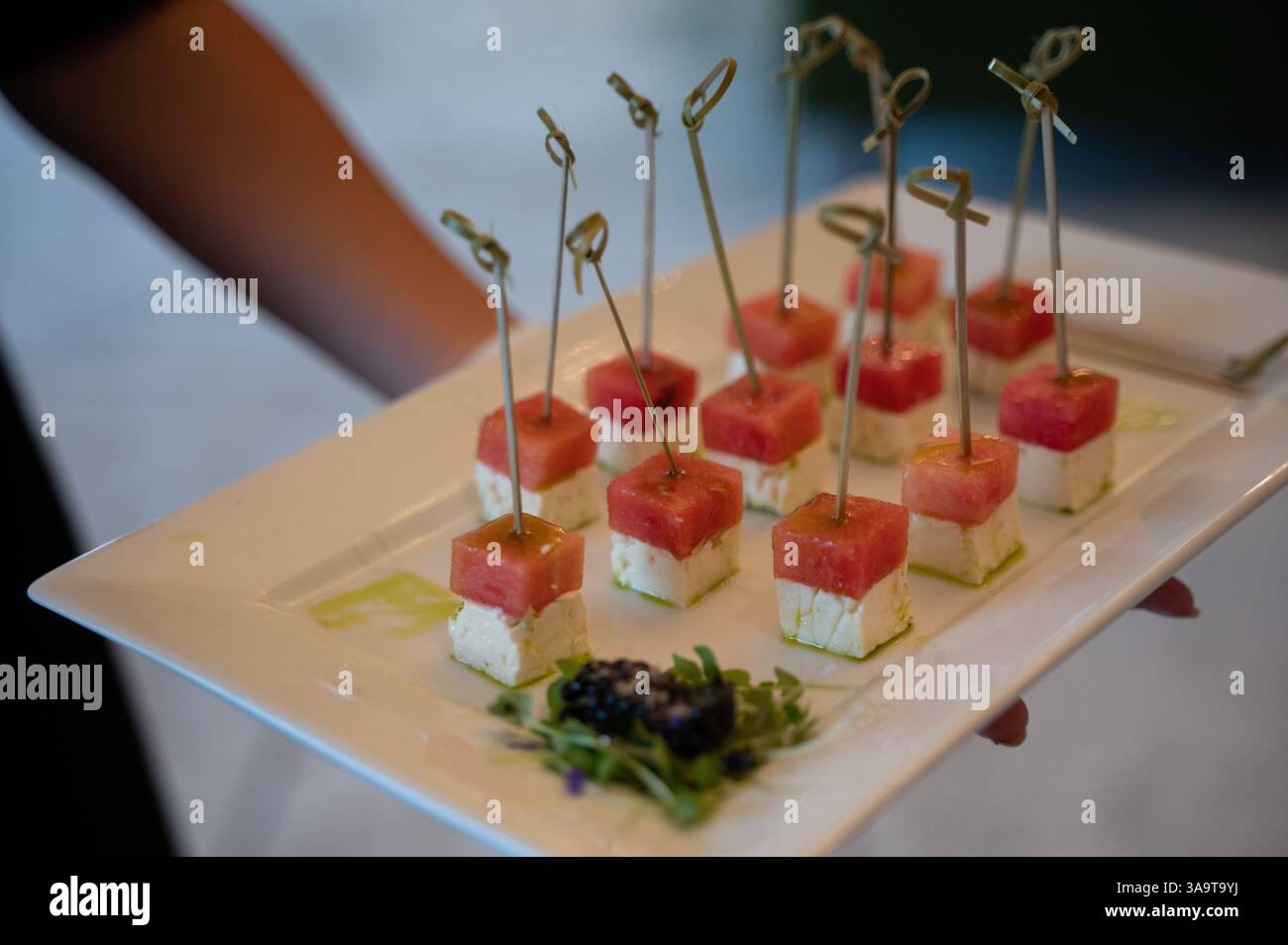 Eleganti spiedini di anguria e feta serviti a un ricevimento di nozze Foto Stock