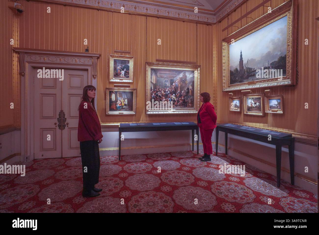 Londra, Regno Unito 31 marzo 2025. Una collezione di dipinti olandesi nella Piccadilly Drawing Room presso Apsley House del i duca di Wellington (1769-1852) presenta opere di Nicolaes Maes , Pieter de Hooch e Jan Steen Credit Amer Ghazzal/Alamy Live News Foto Stock