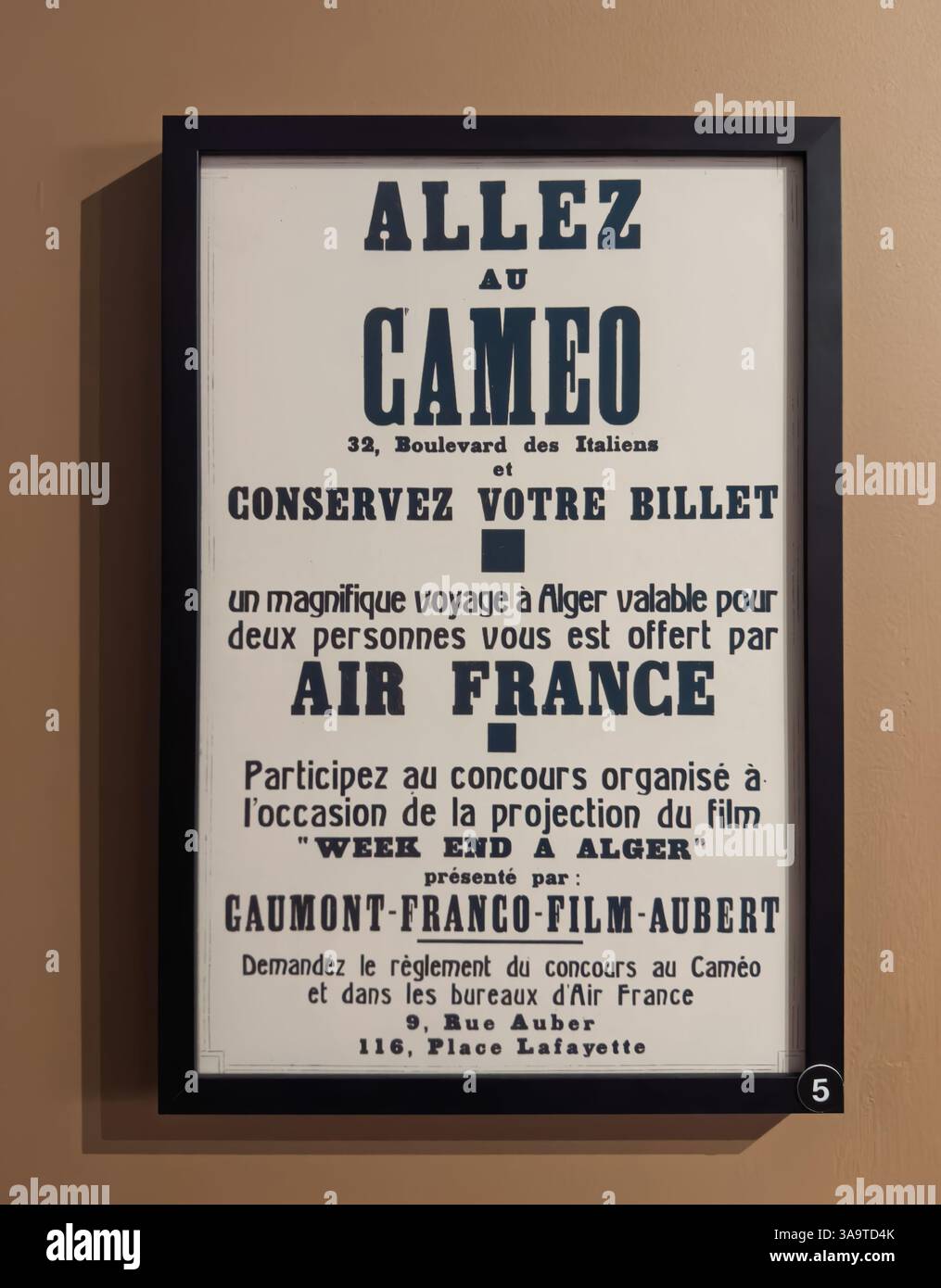 Parigi, Francia - 26 marzo 2025: Poster vintage in bianco e nero che annuncia una proiezione cinematografica al cinema Cameo con un concorso promozionale che offre un viaggio Foto Stock