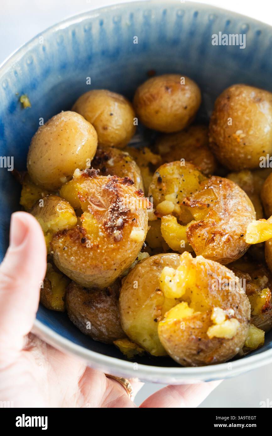 Ciotola di patate croccanti frantumate con aglio e sale Foto Stock