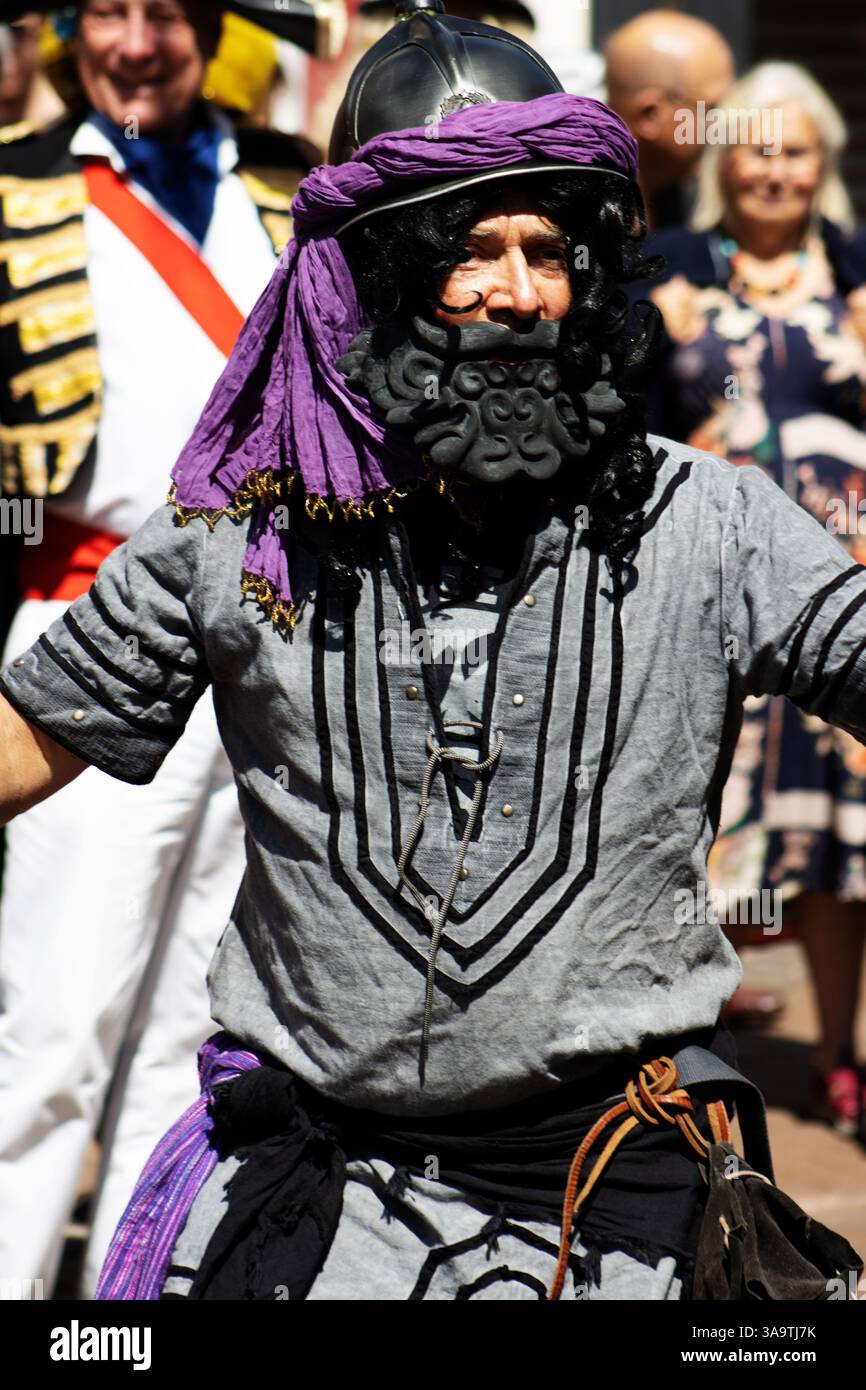 SIDMOUTH, DEVON, Regno Unito - 6 AGOSTO 2023 Cavaliere turco in una commedia di Mummers o folk eseguita da una troupe di attori maschili dilettanti o interpreti o rima Foto Stock