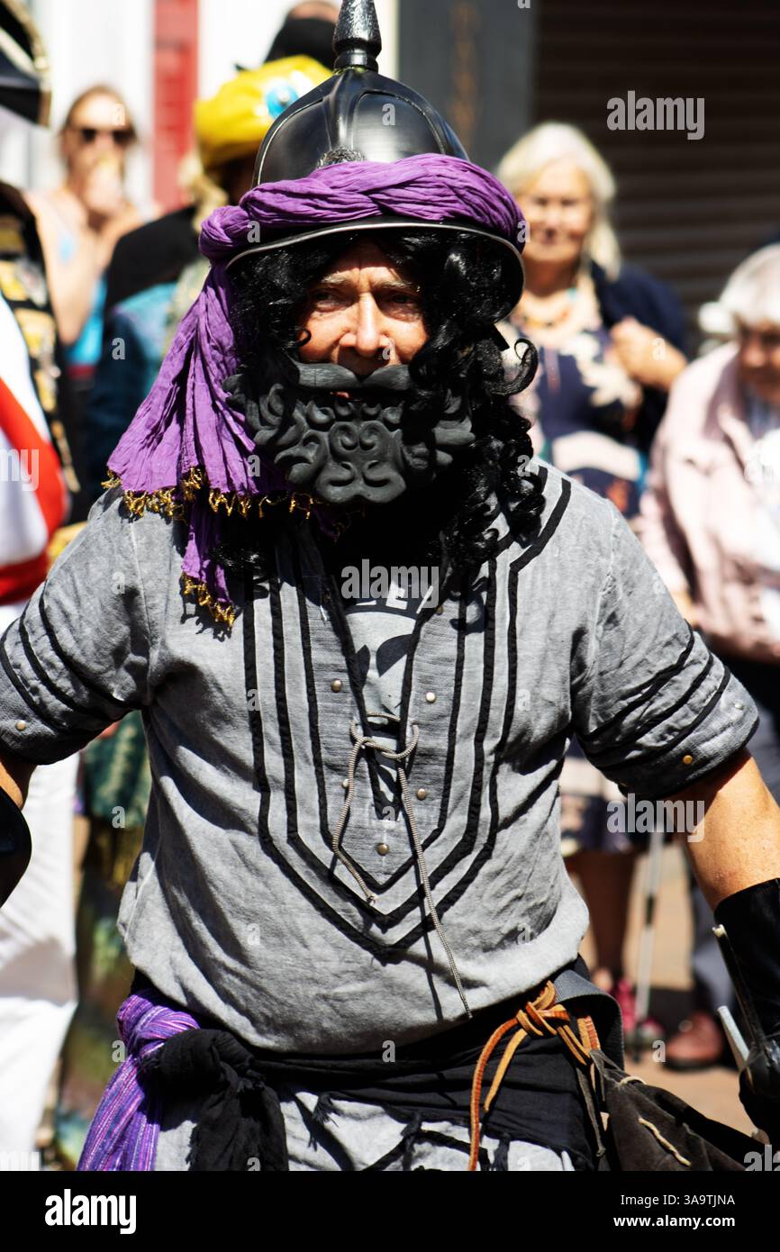 SIDMOUTH, DEVON, Regno Unito - 6 AGOSTO 2023 Cavaliere turco in una commedia di Mummers o folk eseguita da una troupe di attori maschili dilettanti o interpreti o rima Foto Stock