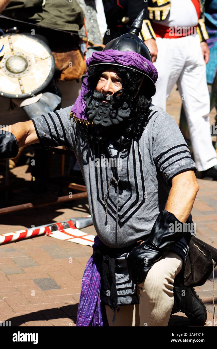 SIDMOUTH, DEVON, Regno Unito - 6 AGOSTO 2023 Cavaliere turco in una commedia di Mummers o folk eseguita da una troupe di attori maschili dilettanti o interpreti o rima Foto Stock