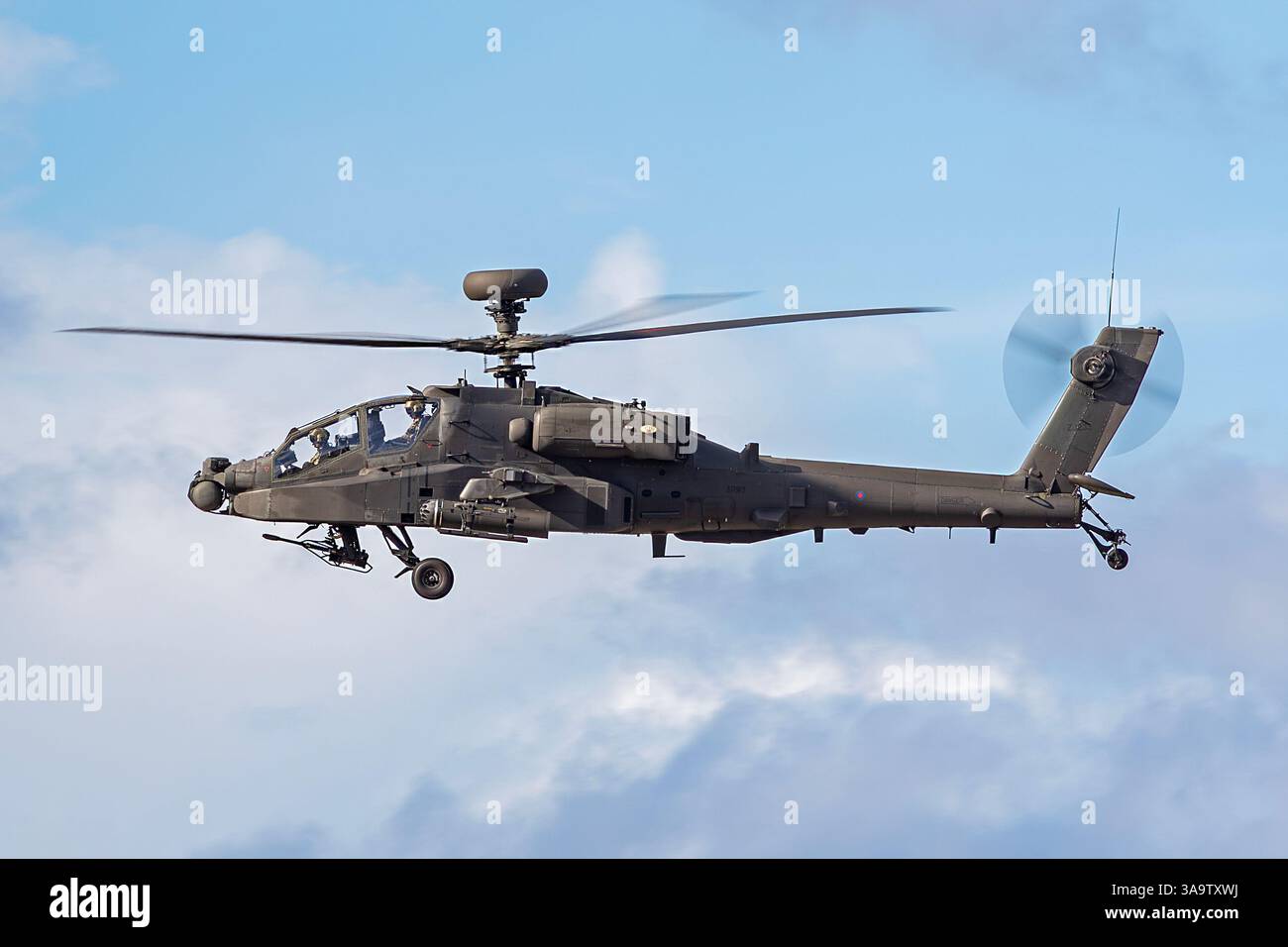 Elicottero d'attacco Apache Agusta Westland della Royal Air Force in arrivo a terra presso la RAF Odiham per Un rifornimento durante Una sessione di addestramento. Foto Stock