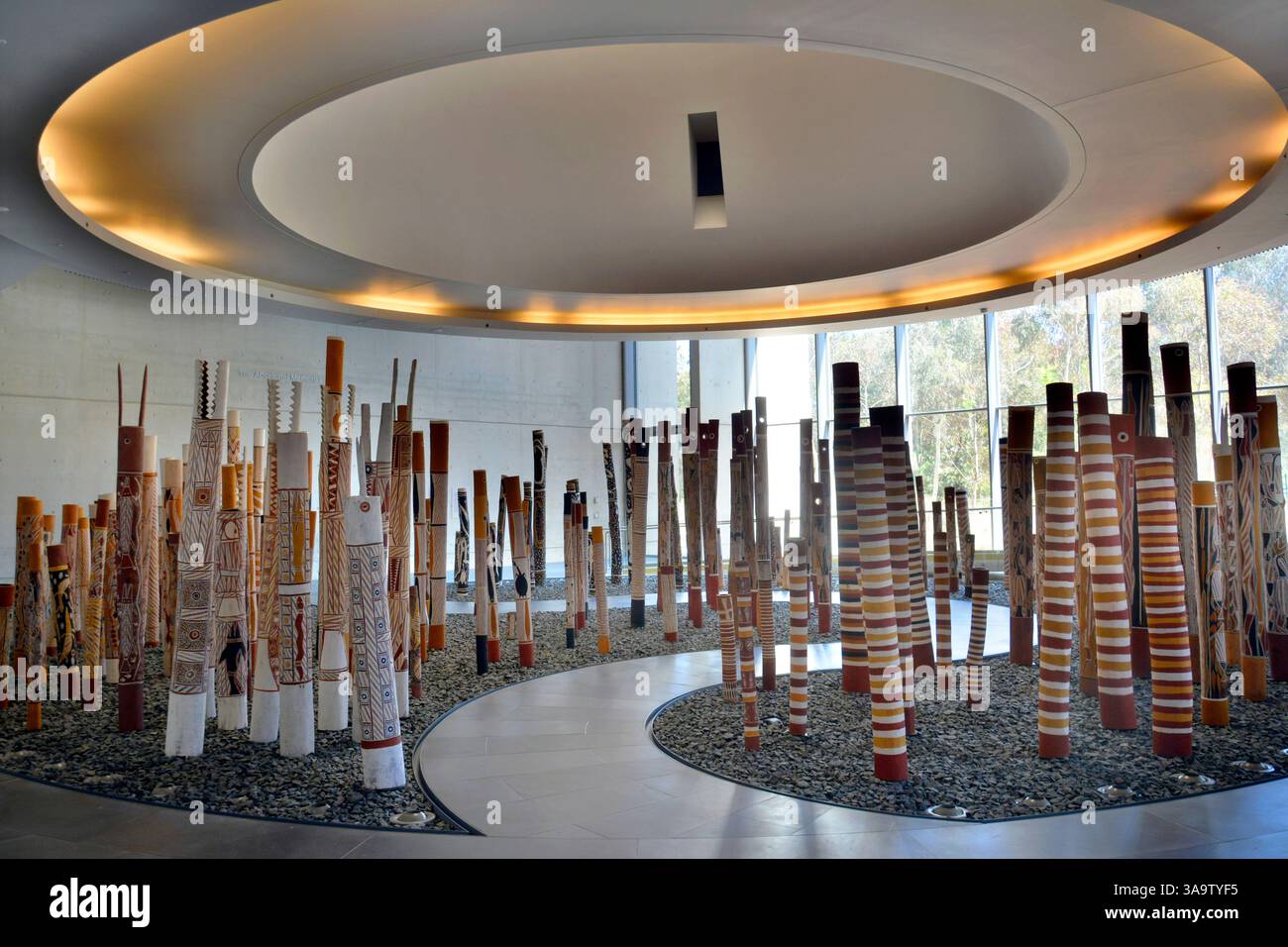 Canberra, Australia - 28 dicembre 2015. Aboriginal Memorial from Central Arnhem Land presso la National Gallery of Australia a Canberra, ACT. Il lavoro Foto Stock