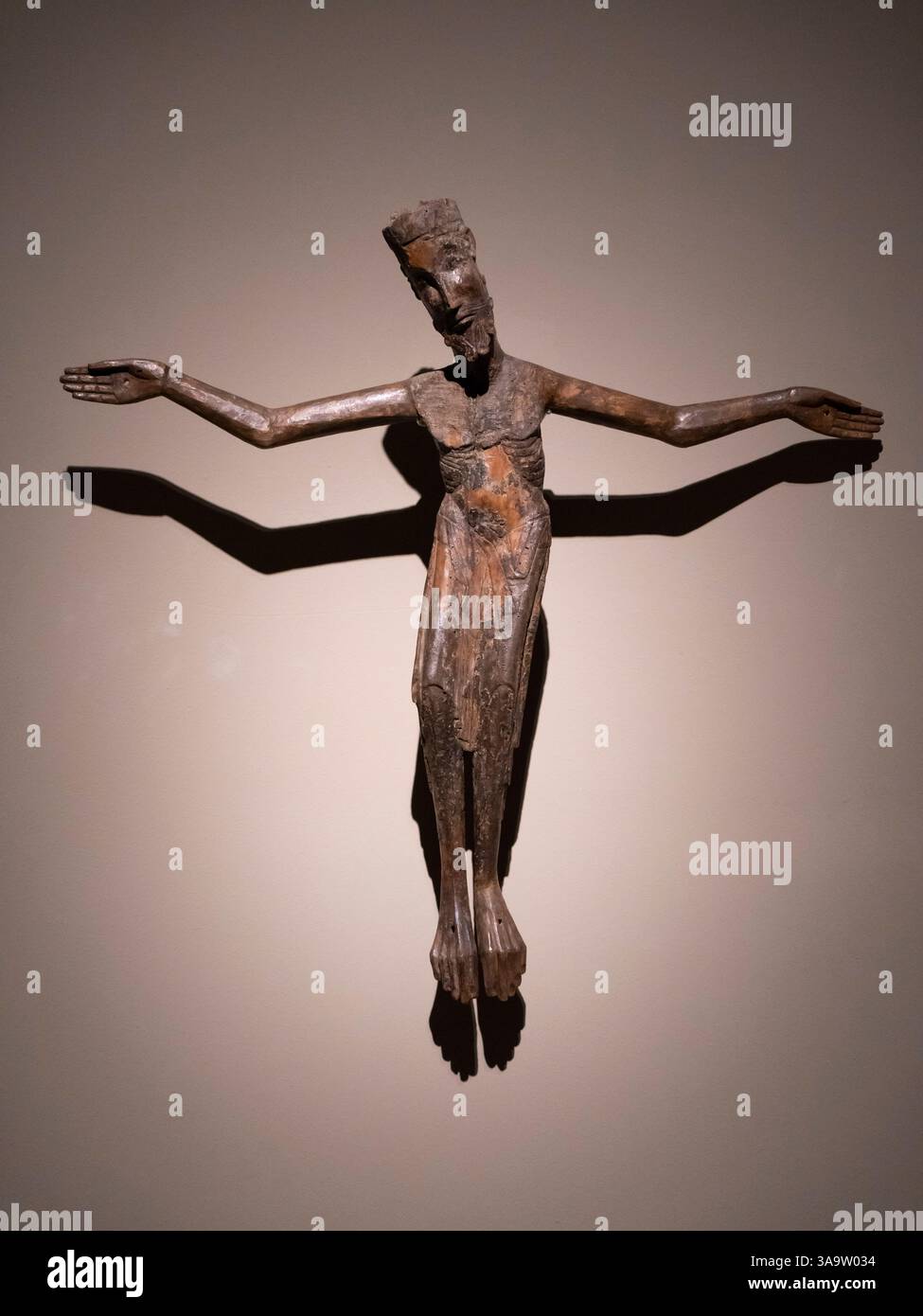 Cristo di Cerdanya, XII secolo, intaglio in legno con tracce di policromia a tempera, Museo Nazionale della Catalogna, Barcellona, Catalogna, Spagna. Foto Stock
