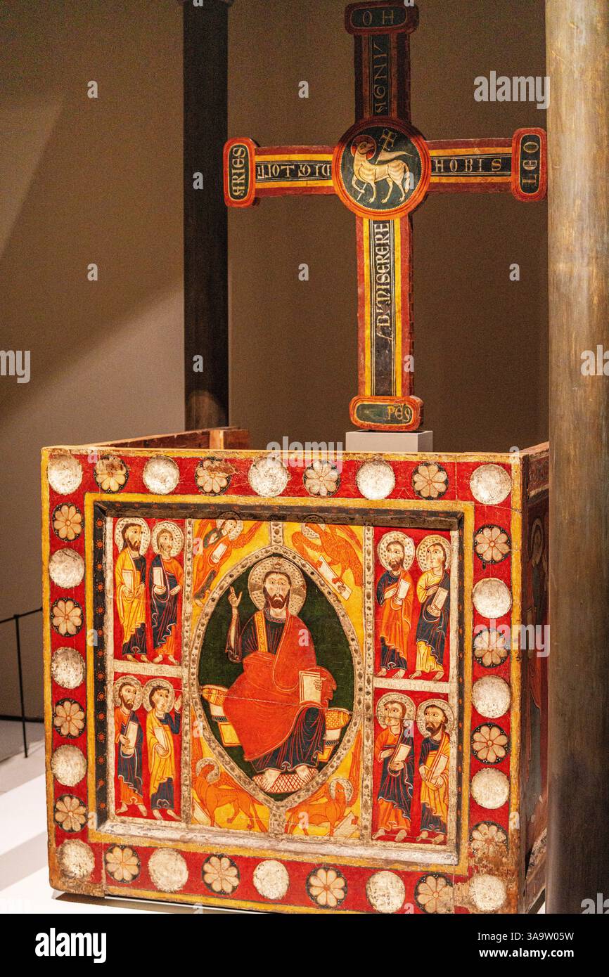 Altare di Sant Roma de Vila e Croce di Bagergue senza i dodici e tredici rilievi in stucco a tempera e resti di foglie metalliche su legno, MNAC, Barcellona, Catalogna, Spagna. Foto Stock