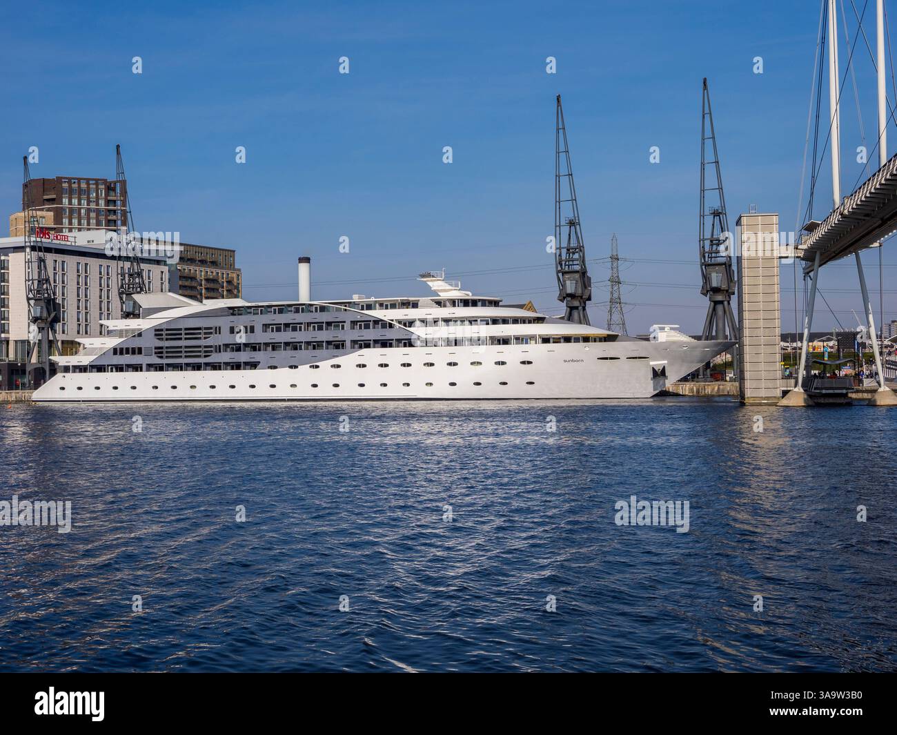 Sunbon, Yacht Hotel, Royal Victoria Docks, Docklands, Londra, Inghilterra, Regno Unito, Gran Bretagna. Foto Stock