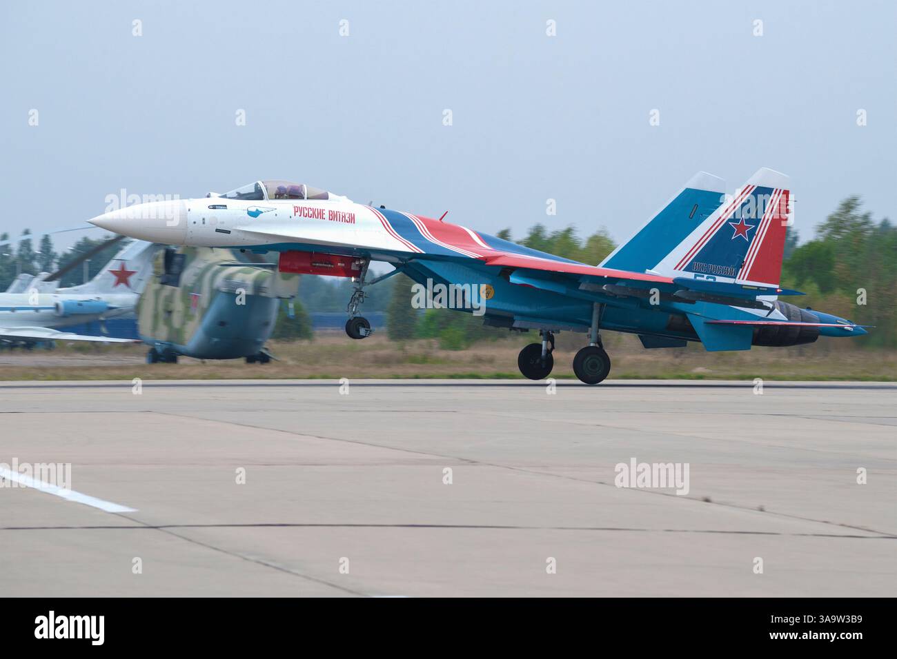 KUBINKA, RUSSIA - 20 AGOSTO 20222: Caccia russo su-35S della squadra di aerobatica dei Cavalieri russi in atterraggio Foto Stock