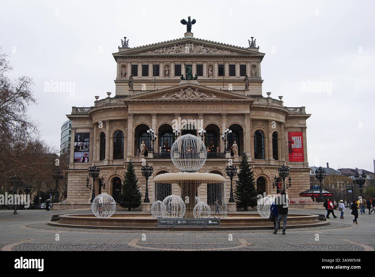 Francoforte sul Maine, Germania – 7 dicembre 2013. Edificio in stile rinascimentale italiano dell'alte Oper (Old Opera) a Francoforte. Alte Oper fu costruita nel 1880 Foto Stock
