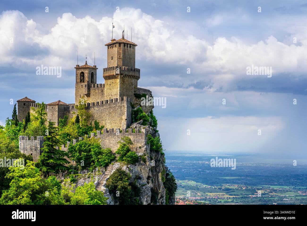 Repubblica di San Marino, prima torre medievale della Guaita sul monte Titano e vista panoramica sulla Romagna Foto Stock