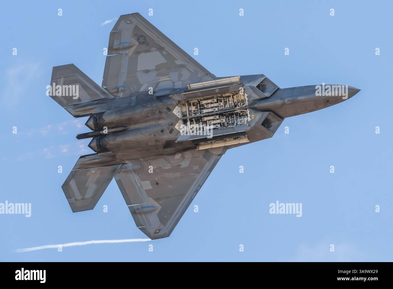 Avalon, Australia. 30 marzo 2025. L'F-22 Raptor dell'USAF visto nell'esposizione aerea con la zona delle armi aperta all'Avalon International Airshow. Avalon International Airshow 2025, Final Day con l'Airforce Roulettes e l'USAF F-22 Raptor in mostra aerea. Credito: SOPA Images Limited/Alamy Live News Foto Stock