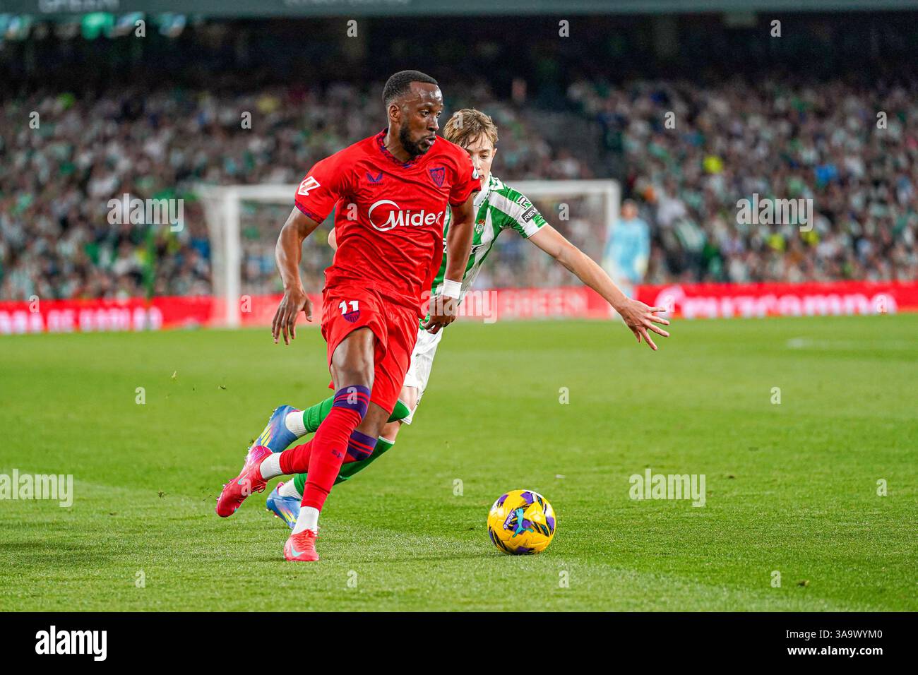 Dodi Lukebakio (Sevilla FC) dribbla durante la partita di LaLiga tra Real Betis e Sevilla FC, al Benito Villamarin il 29 marzo 2025 a Siviglia, Spagna Foto Stock