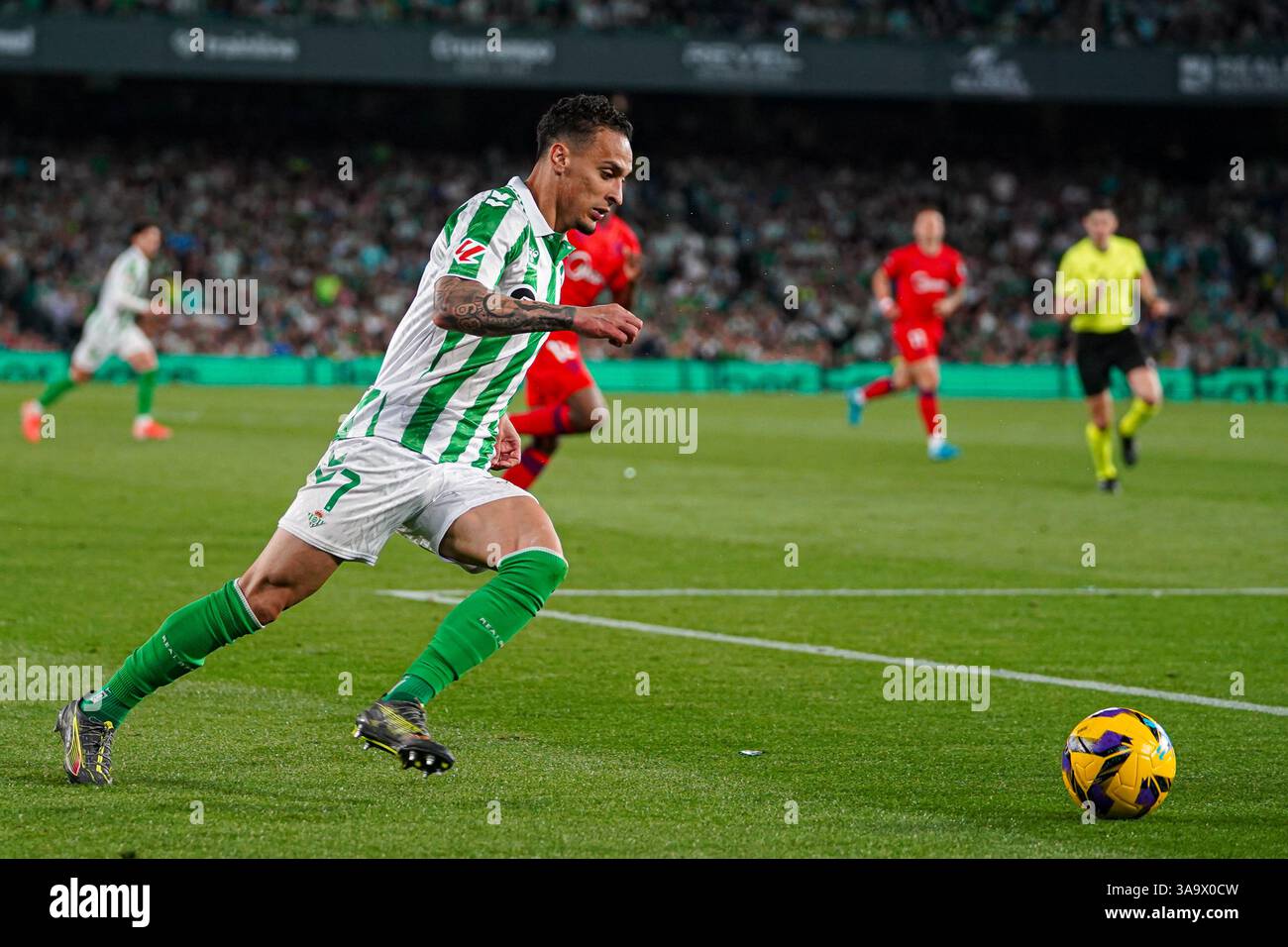 Antony dos Santos (Real Betis) dribbla durante la partita di LaLiga tra Real Betis e Sevilla FC, al Benito Villamarin il 29 marzo 2025 a Siviglia, Spagna Foto Stock