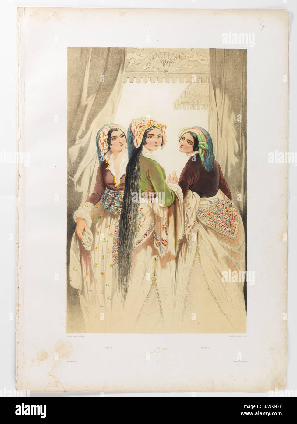 Una litografia colorata a mano da la Turquie di Camille Rogier, che ritrae un gruppo di donne ottomane in piedi insieme nella conversazione. I loro capi riccamente modellati, i lunghi capelli fluenti e il comportamento aggraziato illustrano ideali di bellezza ed eleganza nella società ottomana del XIX secolo. Foto Stock