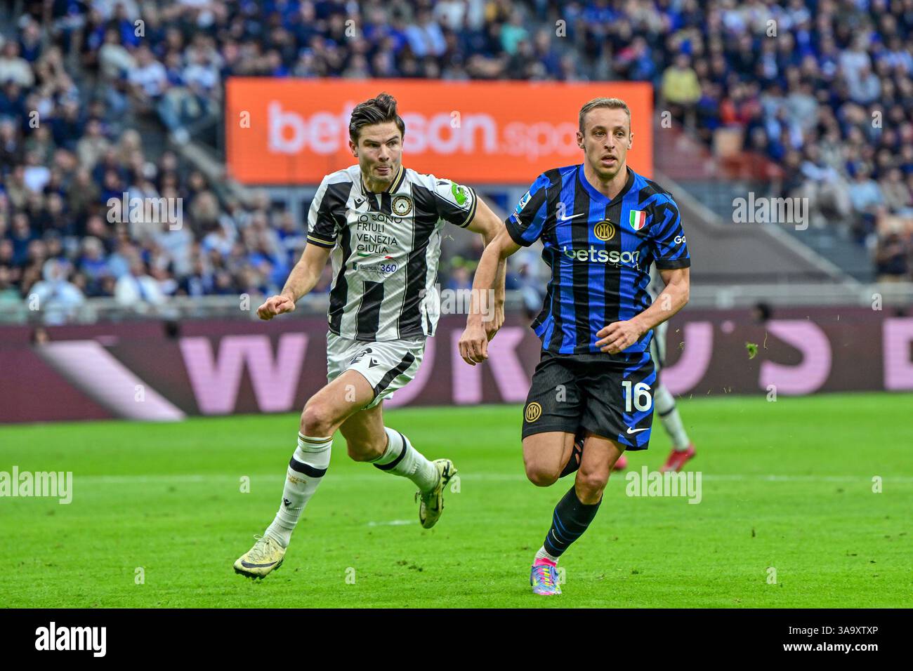 Milano, Italia. 30 marzo 2025. Davide Frattesi (16) dell'Inter e Jurgen Ekkelenkamp (32) dell'Udinese visto durante la partita di serie A tra Inter e Udinese al Giuseppe Meazza di Milano. Credito: Gonzales Photo/Alamy Live News Foto Stock